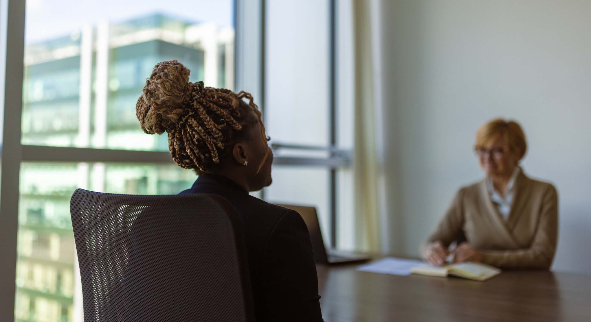 Mujer en una entrevista de trabajo
