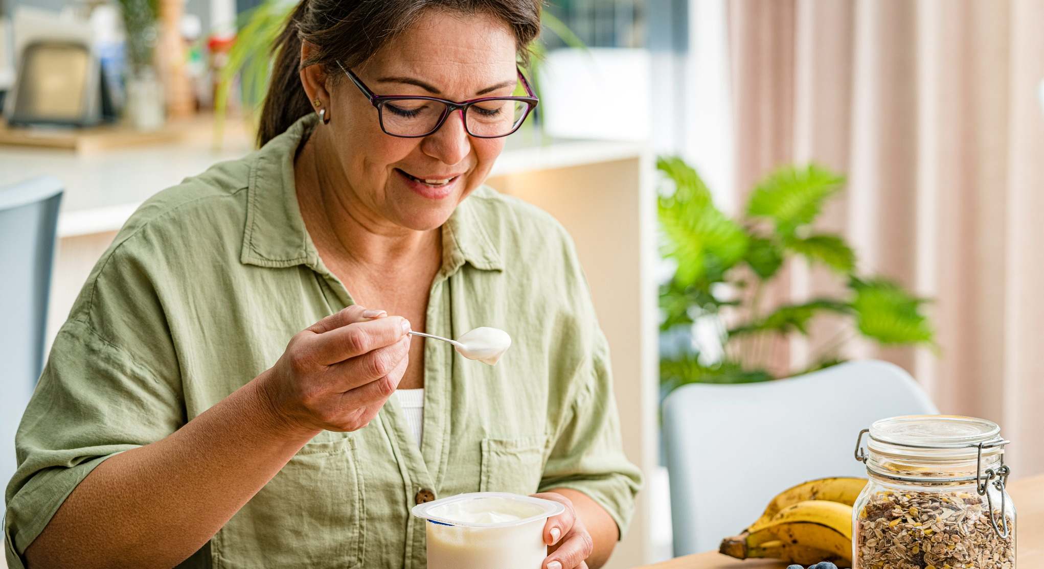Mujer comiéndose un yogur