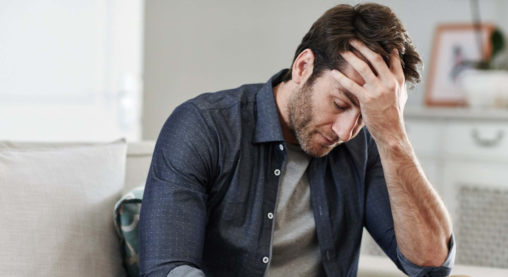 Hombre con dolor de cabeza