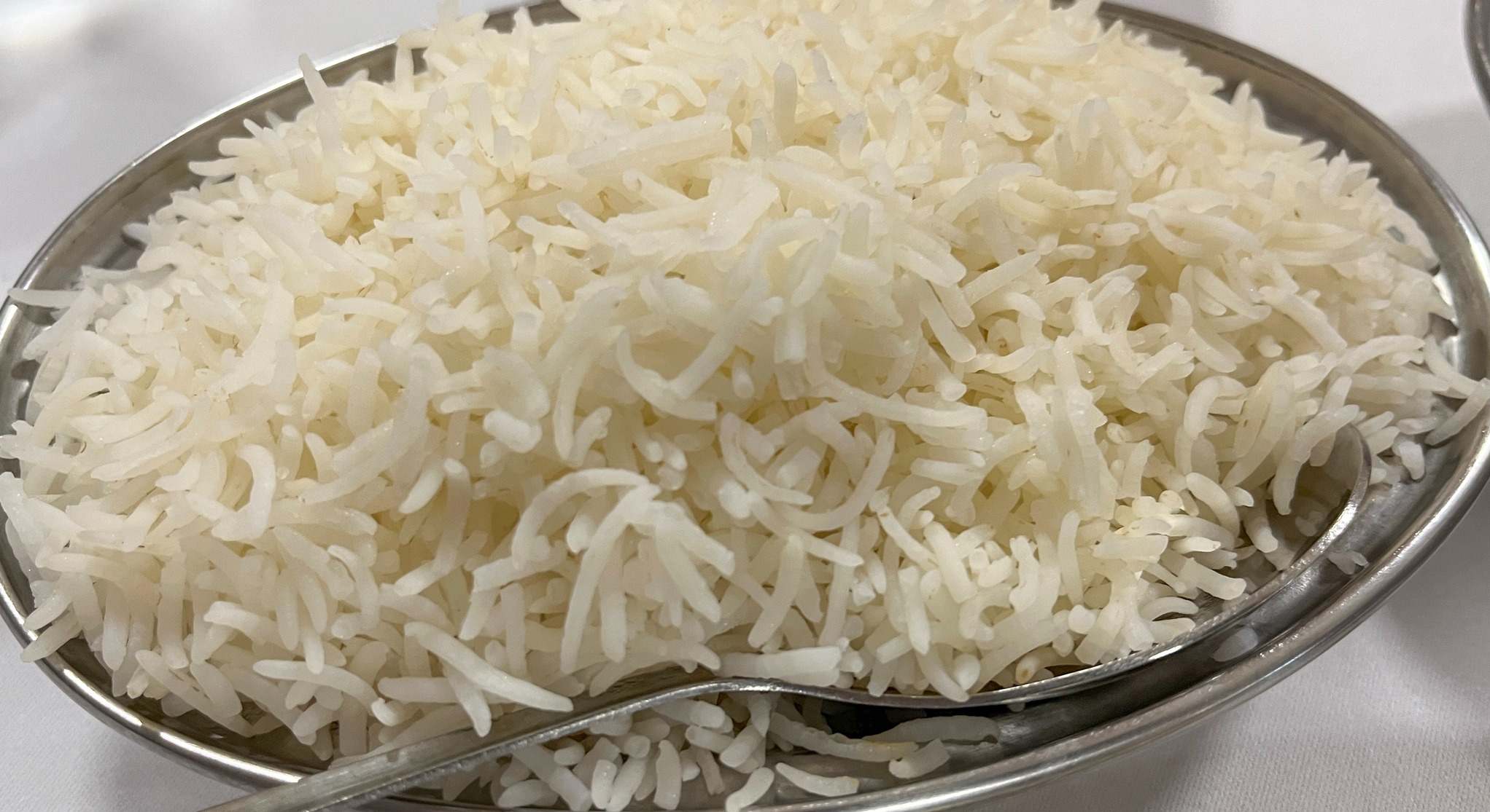 Arroz basmati cocido en un bol