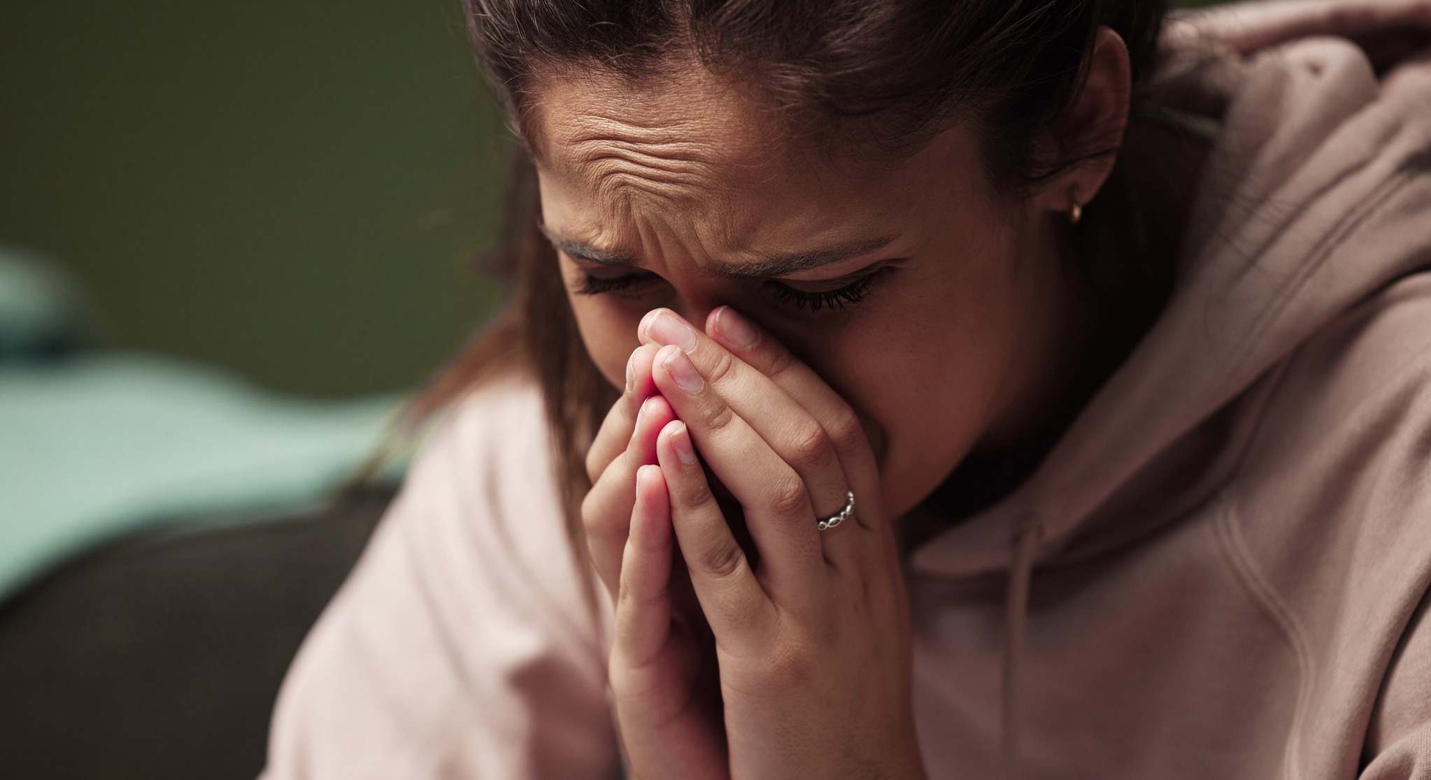 Una mujer llorando