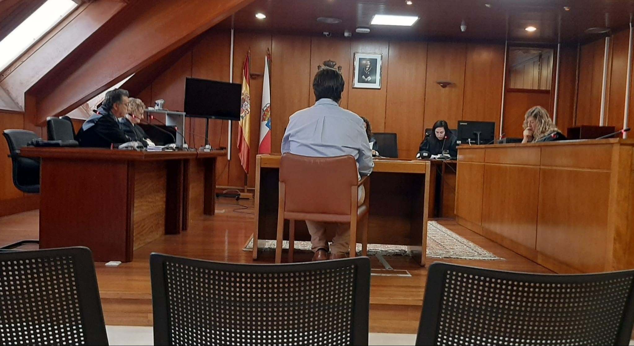 Acusado de grabar vídeos con cámaras ocultas.