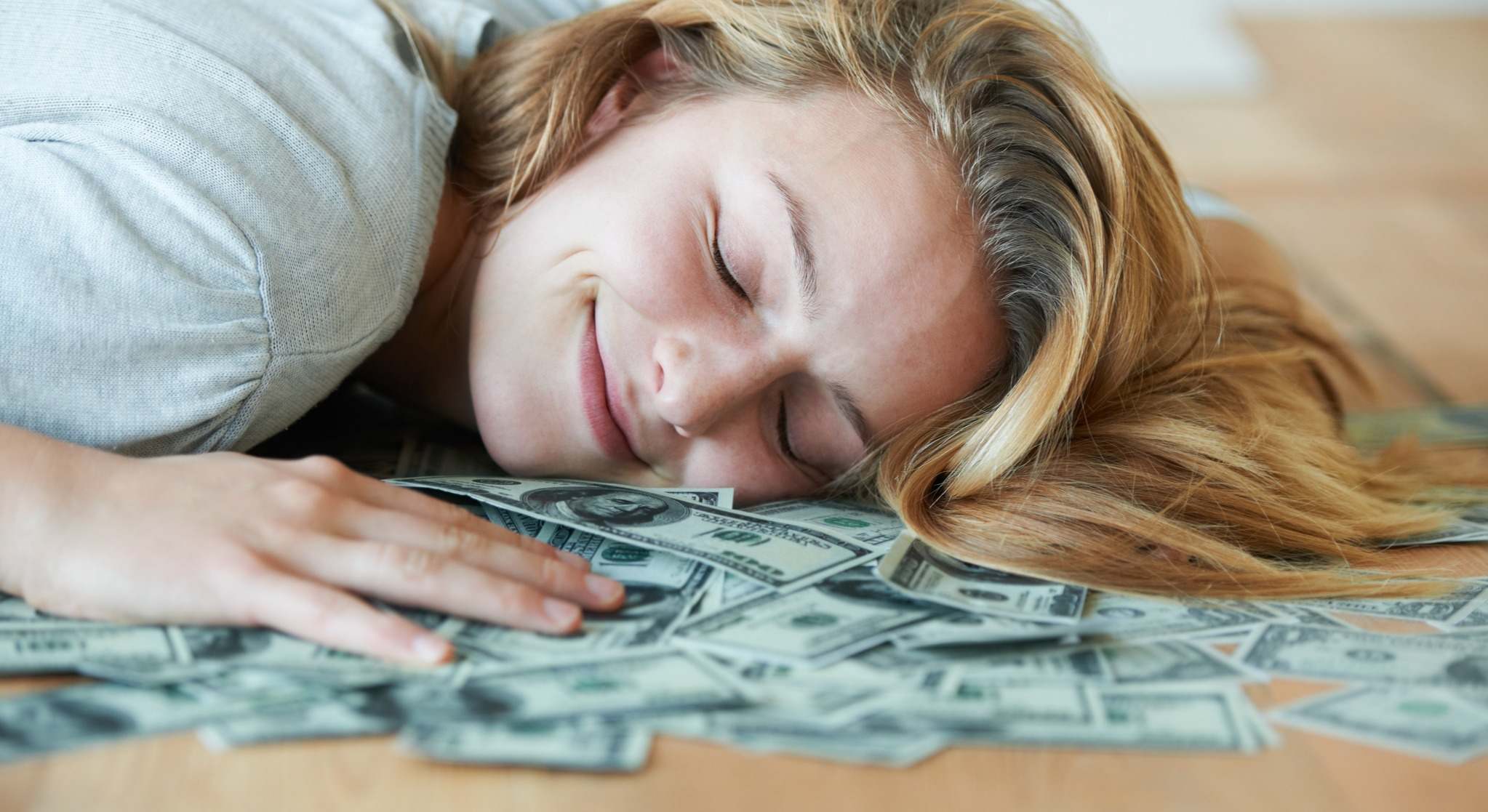Persona acostada sobre dinero