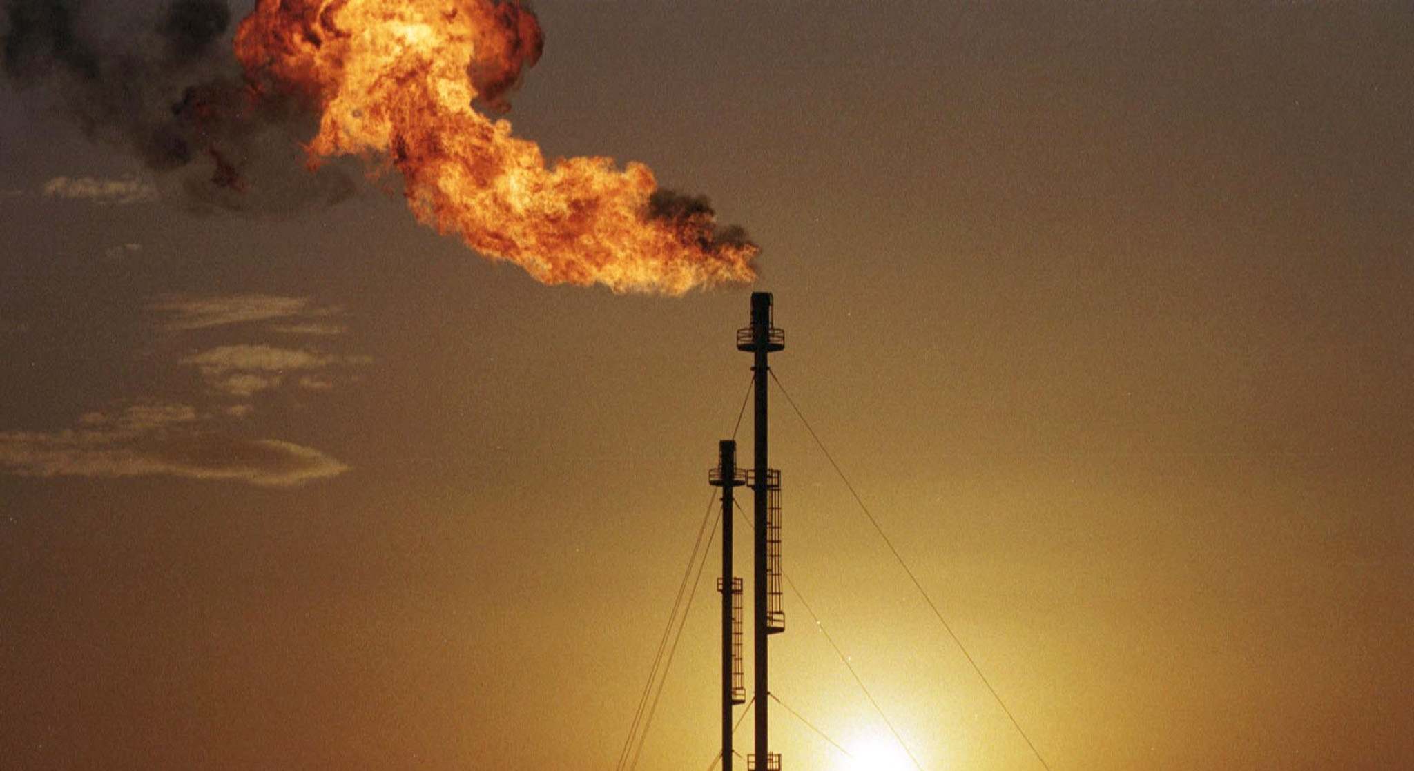 Un pozo de petróleo ardiendo