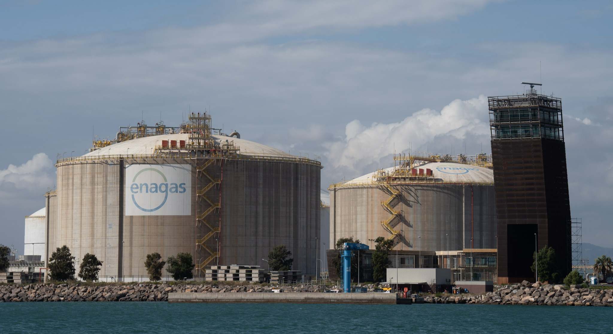 Planta regasificadora de Enagás en el Puerto de Barcelona. / David Zorrakino (Europa Press)