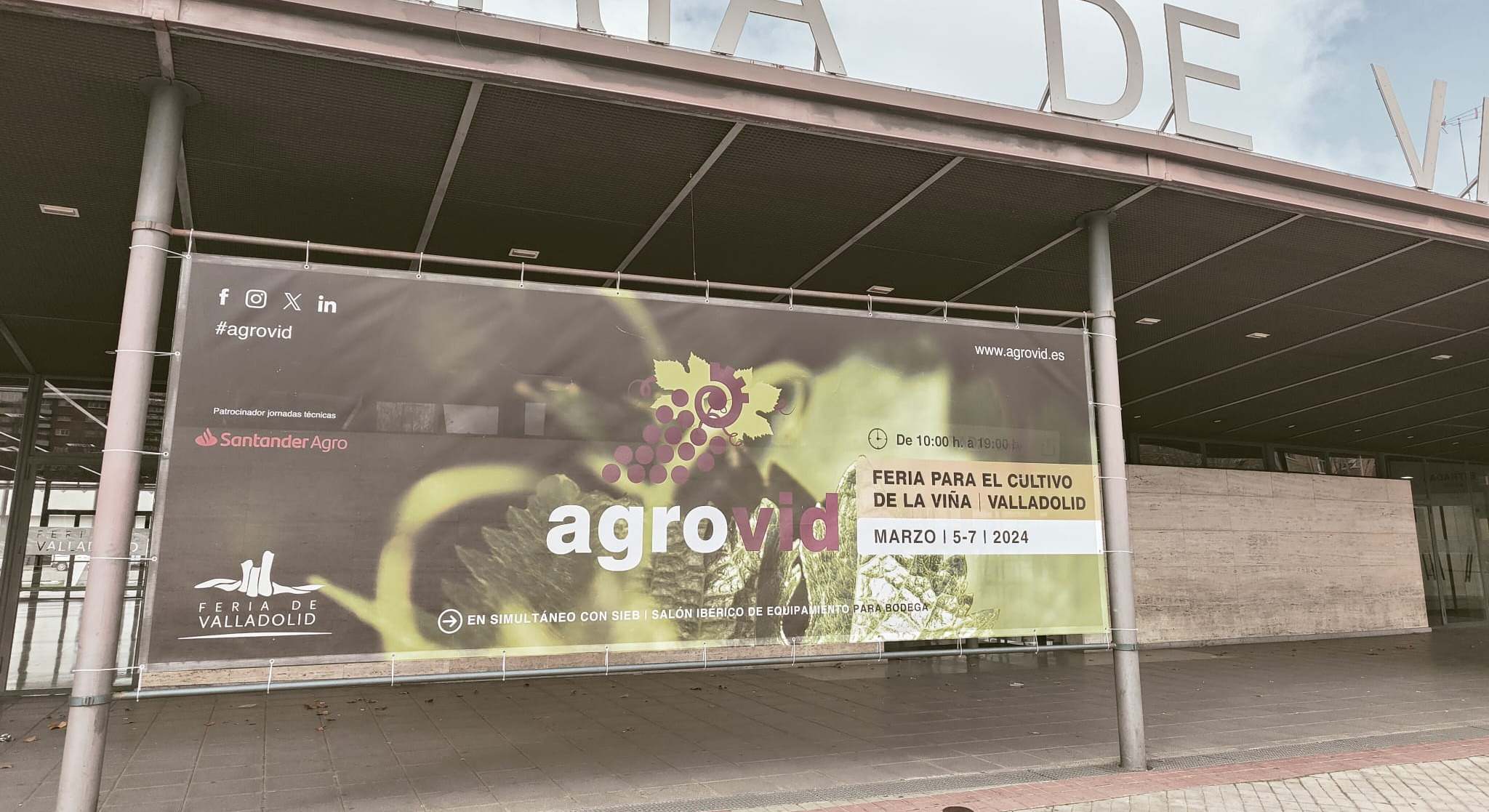 Cartel anunciador de Agrovid