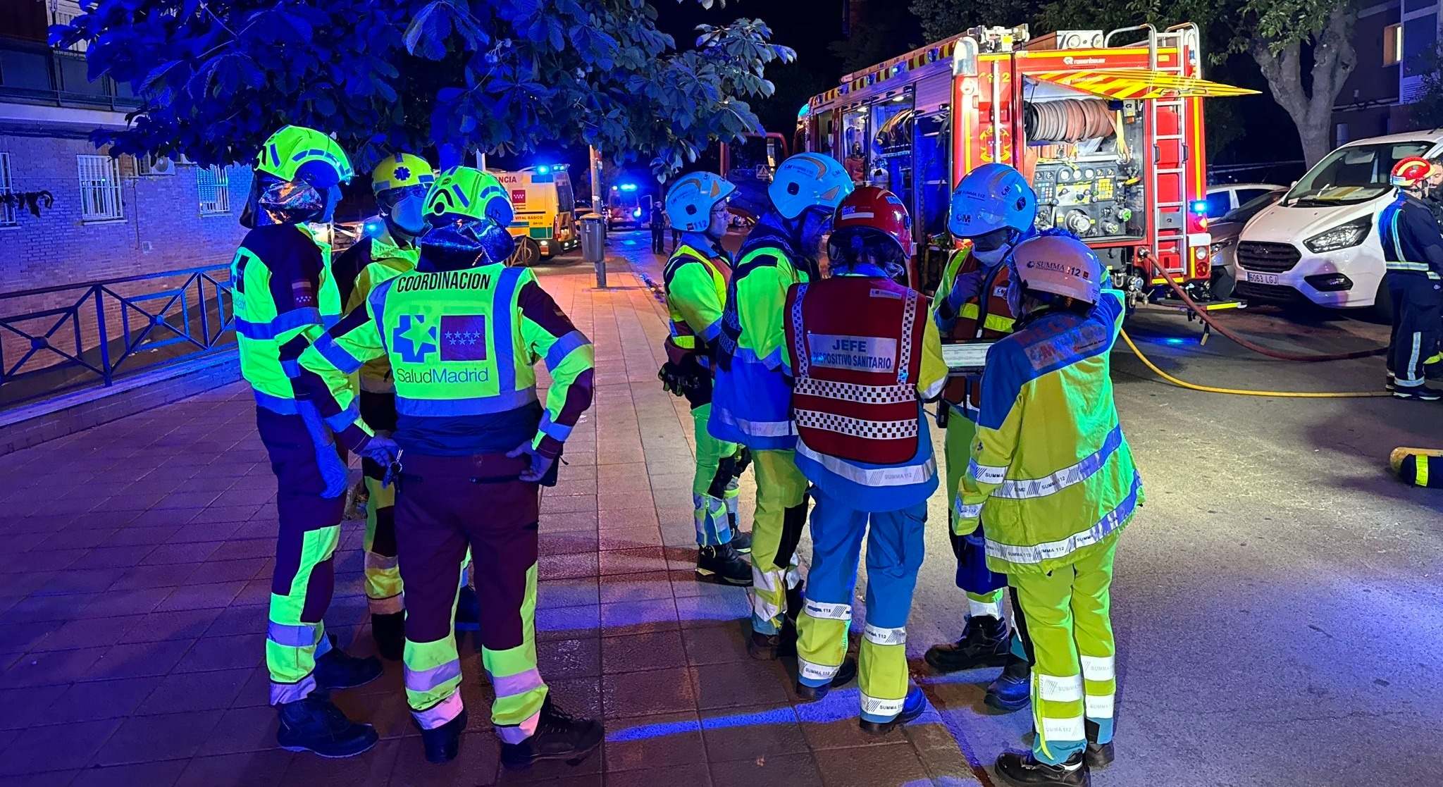 Imagen de varias dotaciones de bomberos que participaron en la operación.