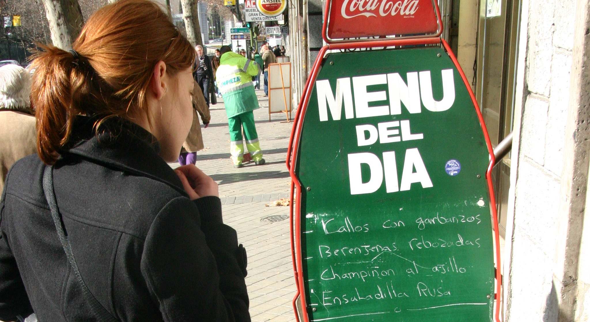 Una mujer lee el menú del día de un restaurante