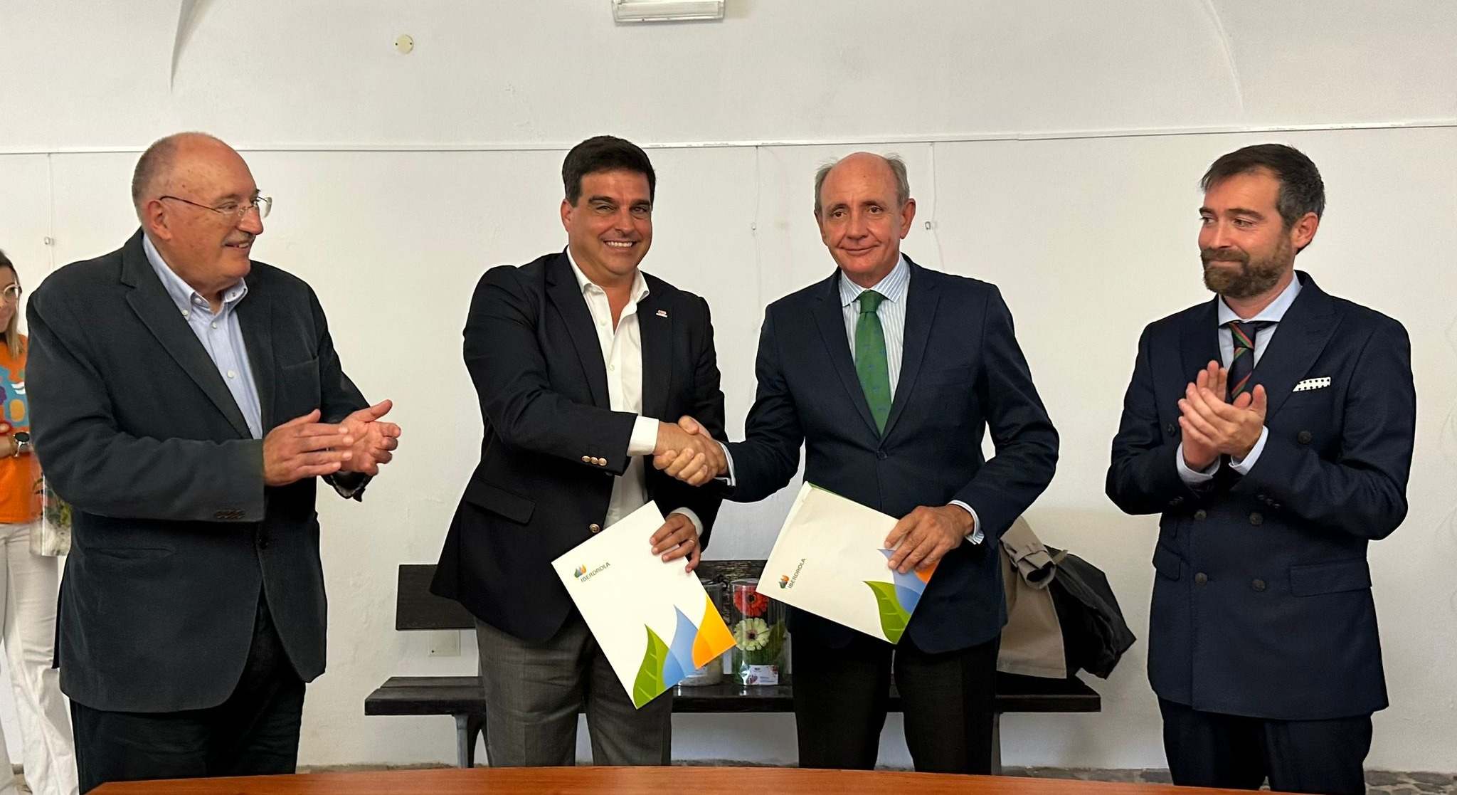 El presidente de la cámara de Campo Maior y el director de la Fundación Iberdrola España. Acompañados del director general de turismo de la junta y de Turismo del AlentejoEl presidente de la cámara de Campo Maior y el director de la Fundación Iberdrola Es