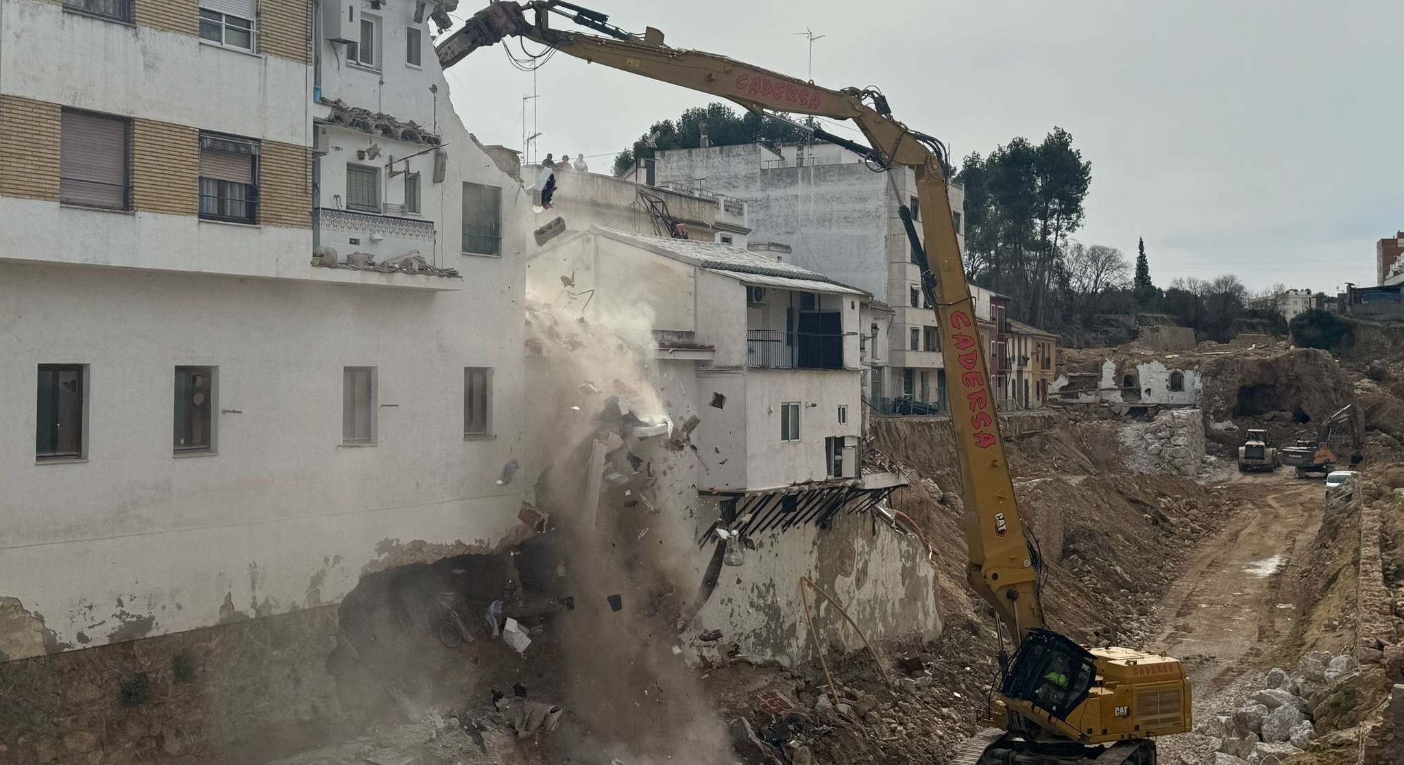 Derribo de viviendas afectadas por la riada en Chiva.