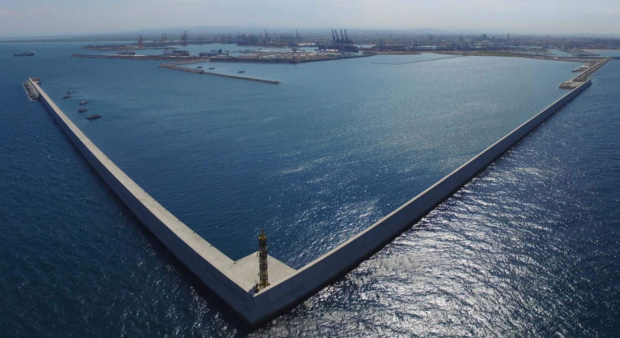 Dique tras el que se levantará la nueva terminal de MSC en Valencia.