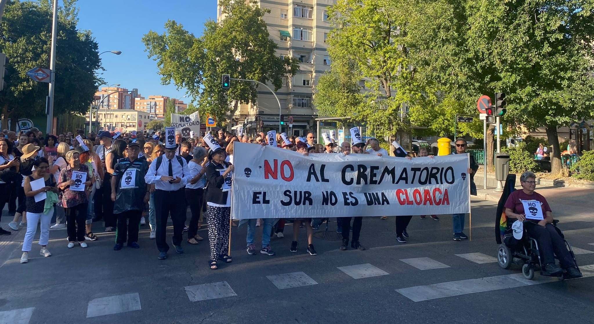 Vecinos de Villaverde y Usera protestando contra el crematorio.