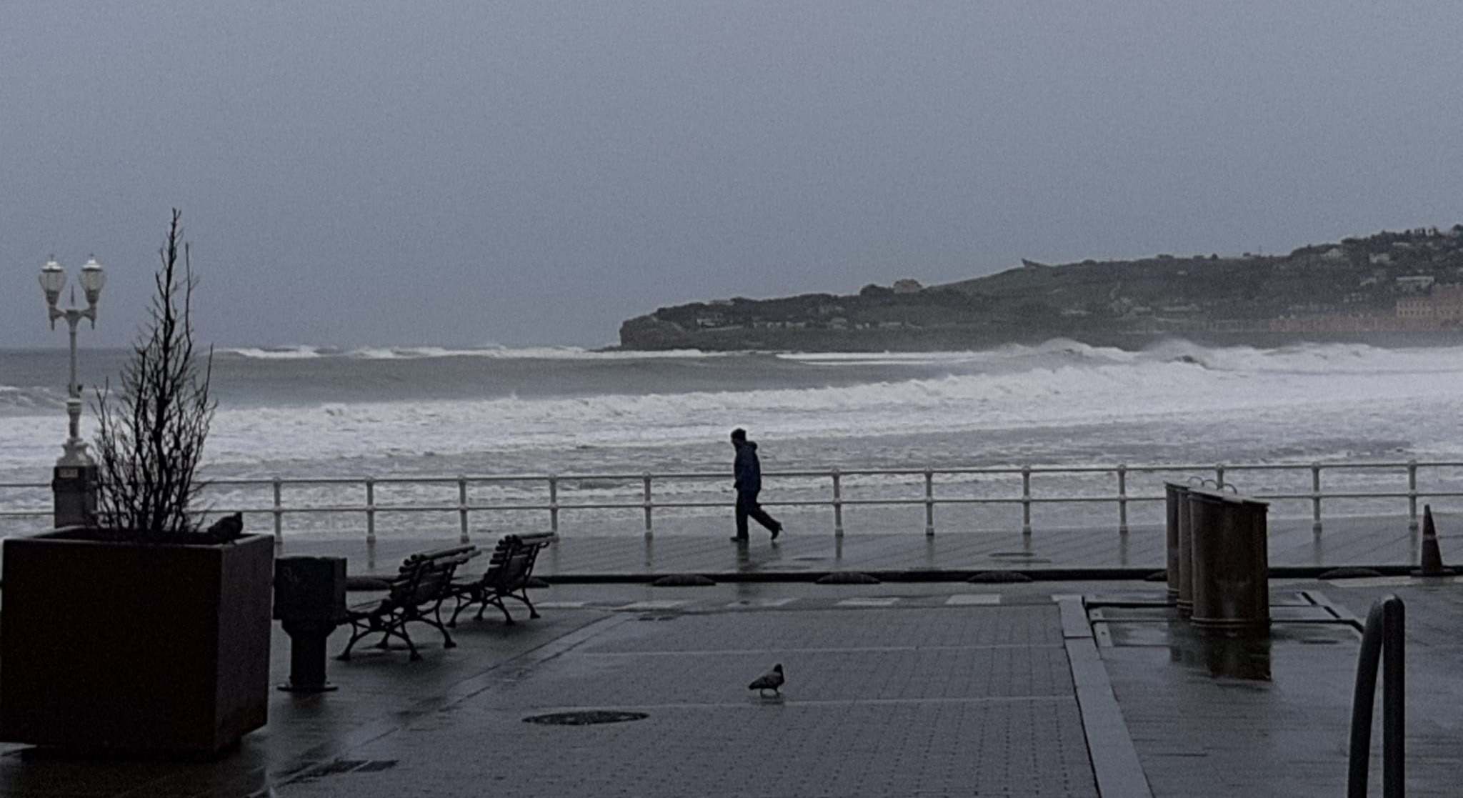 Imagen de recurso de un viandante cerca de la playa de San Lorenzo