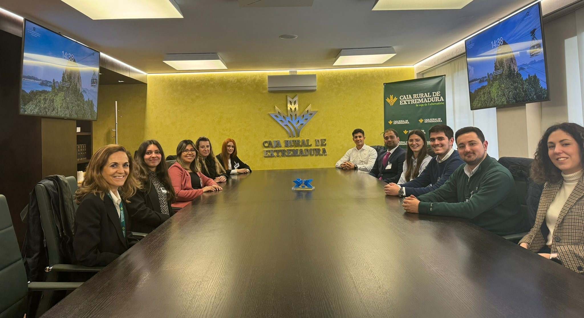 Los 10 alumnos becados se incorporan a Caja Rural de Extremadura
