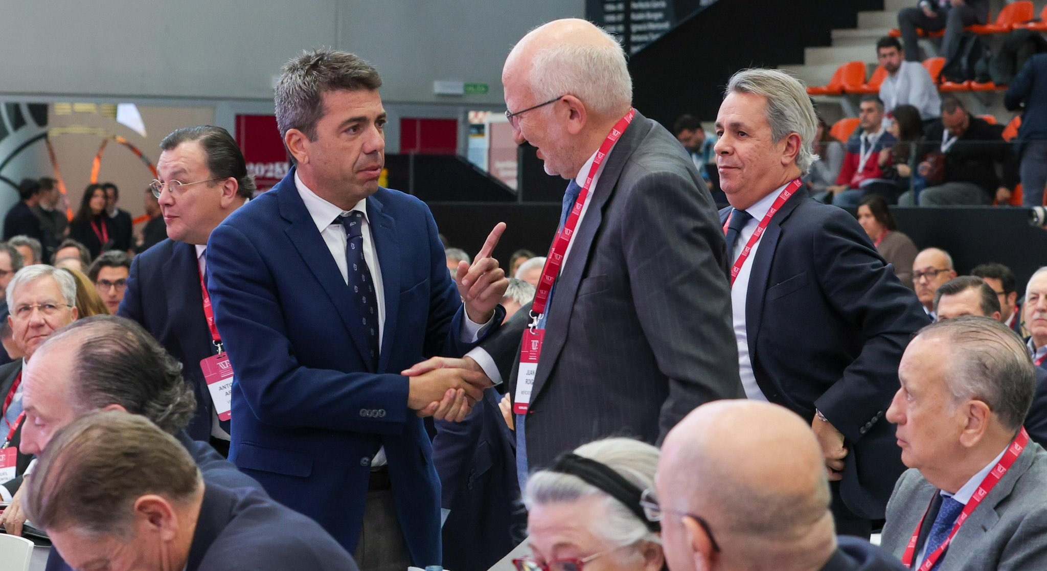 Carlos Mazón con Juan Roig en un momento de la asamblea de AVE,