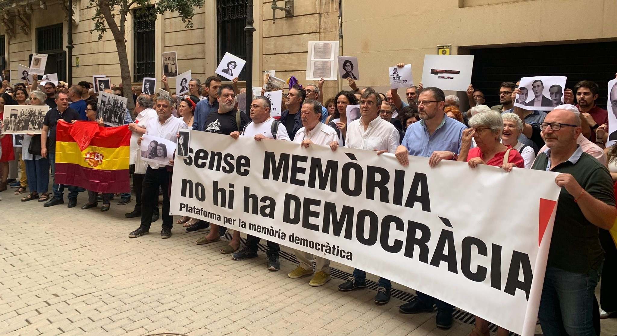Imagen de las personas protestando frente al Parlament.