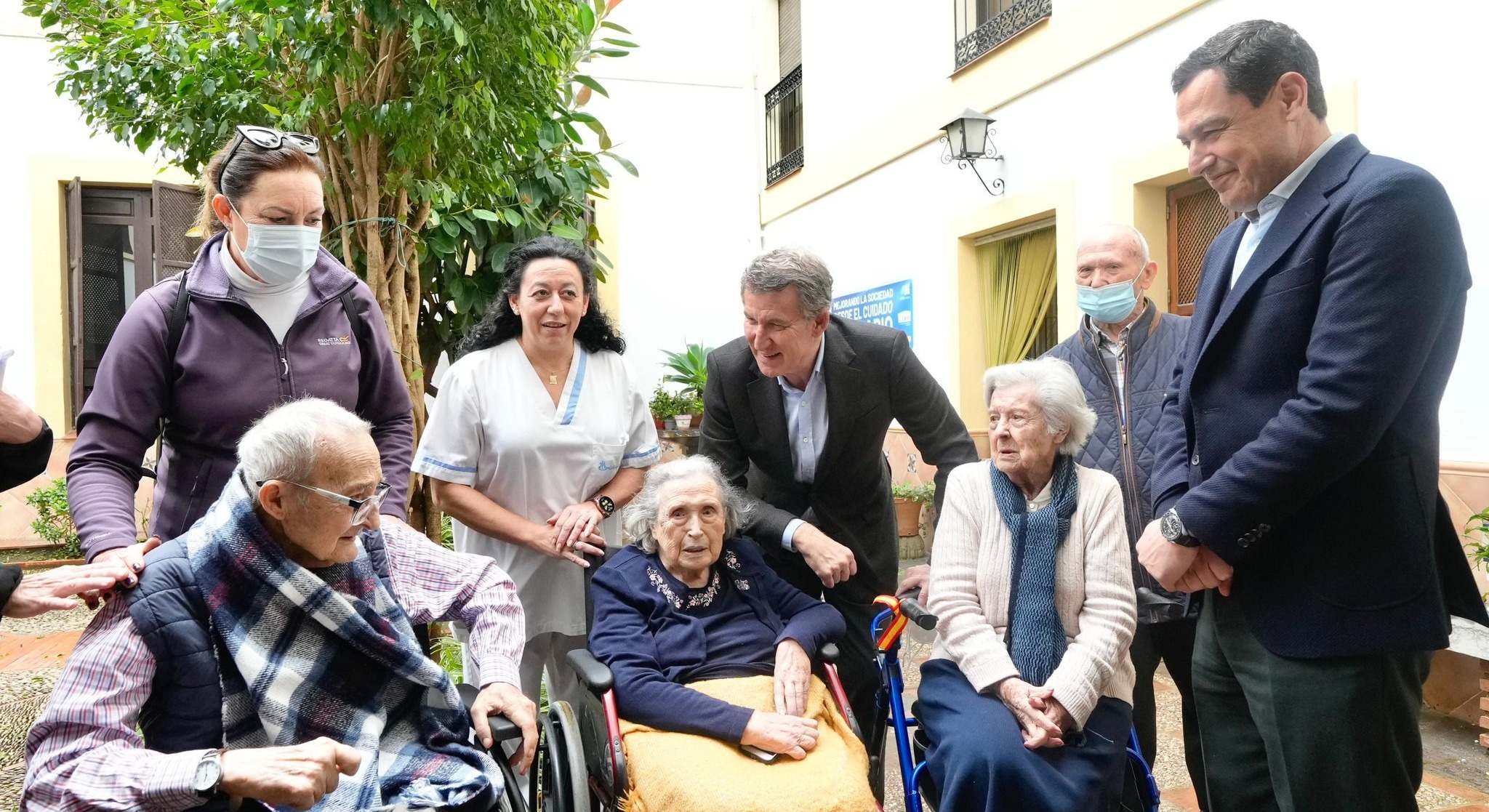 Feijóo y Juanma Moreno con ancianos de una residencia de Córdoba.
