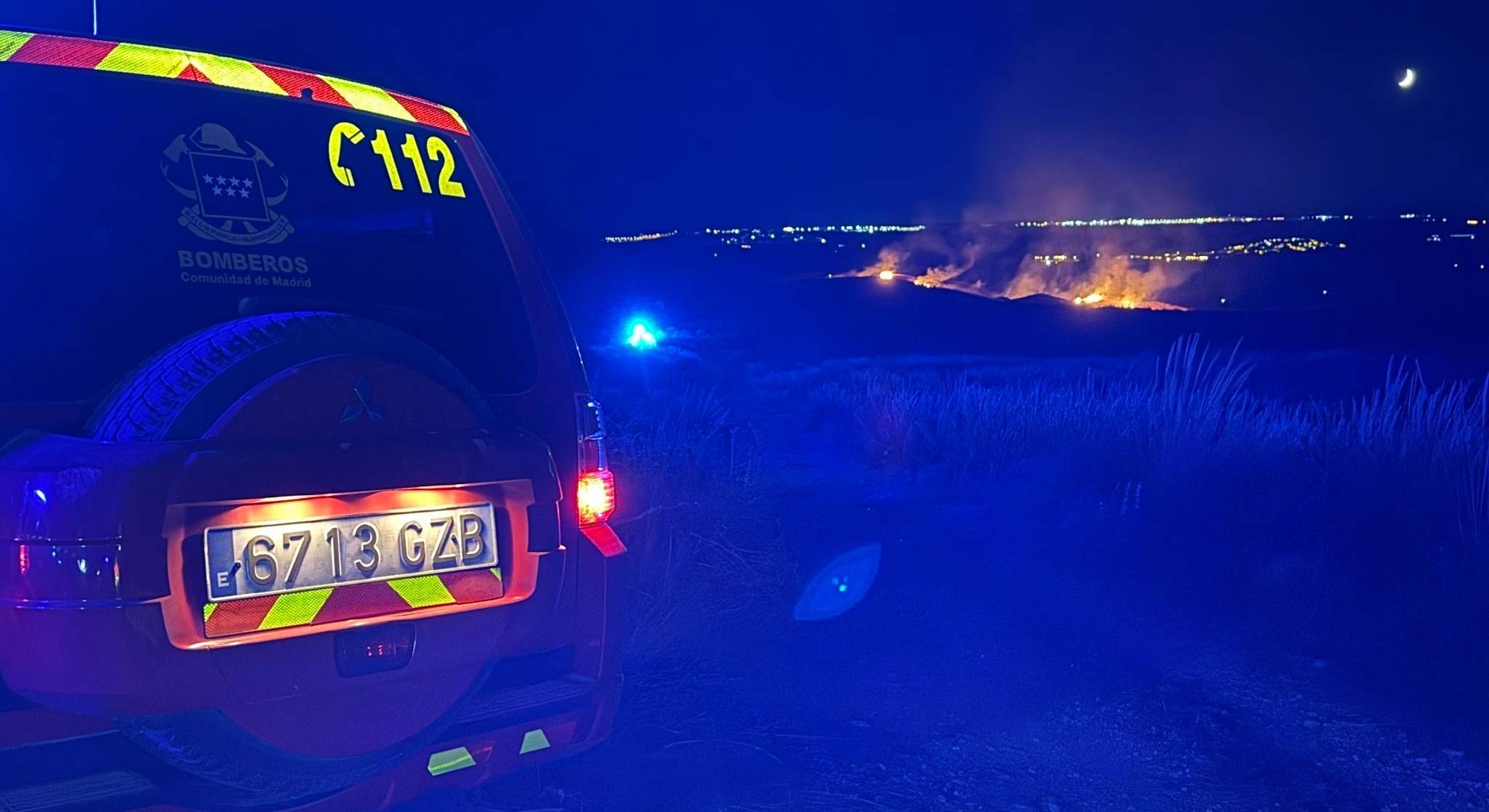 Bomberos de la Comunidad de Madrid participan en la extinción de un incendio tras quemar 30 hectáreas de pasto y matorral en Chinchón.