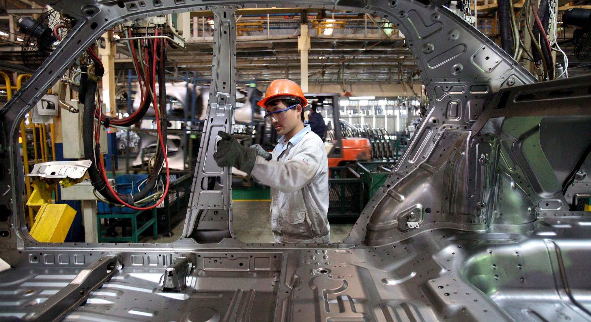 Línea de montaje en una fábrica de vehículos en China