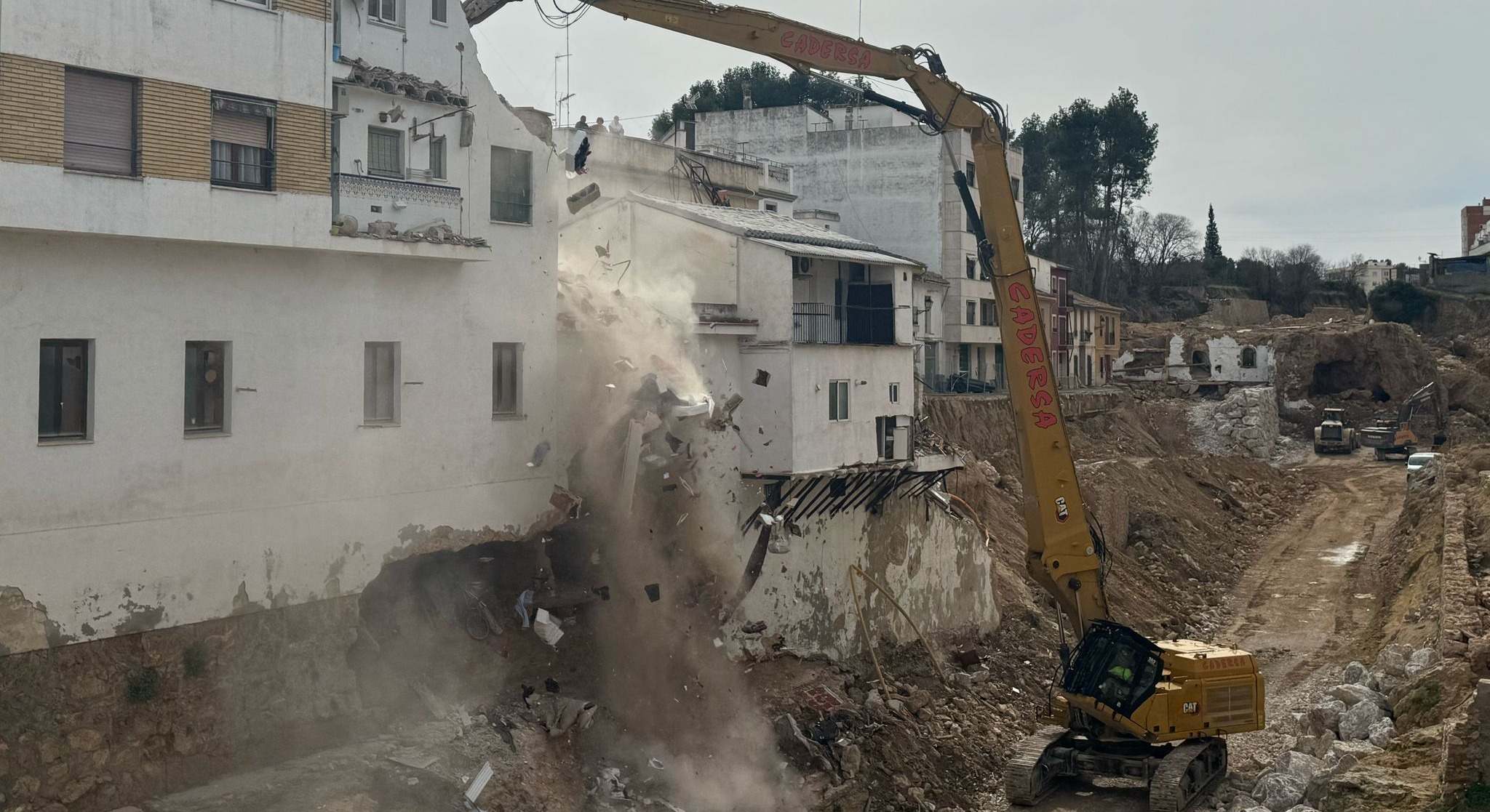 Derribo de edificios dañados por el agua en el barranco de Chiva.