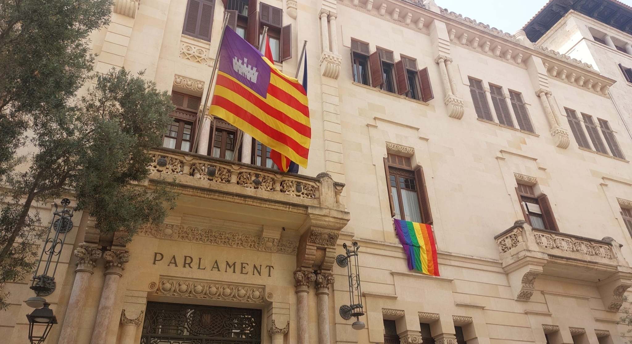 La bandera LGTBI en la fachada del Parlament este viernes 28 de junio de 2024.