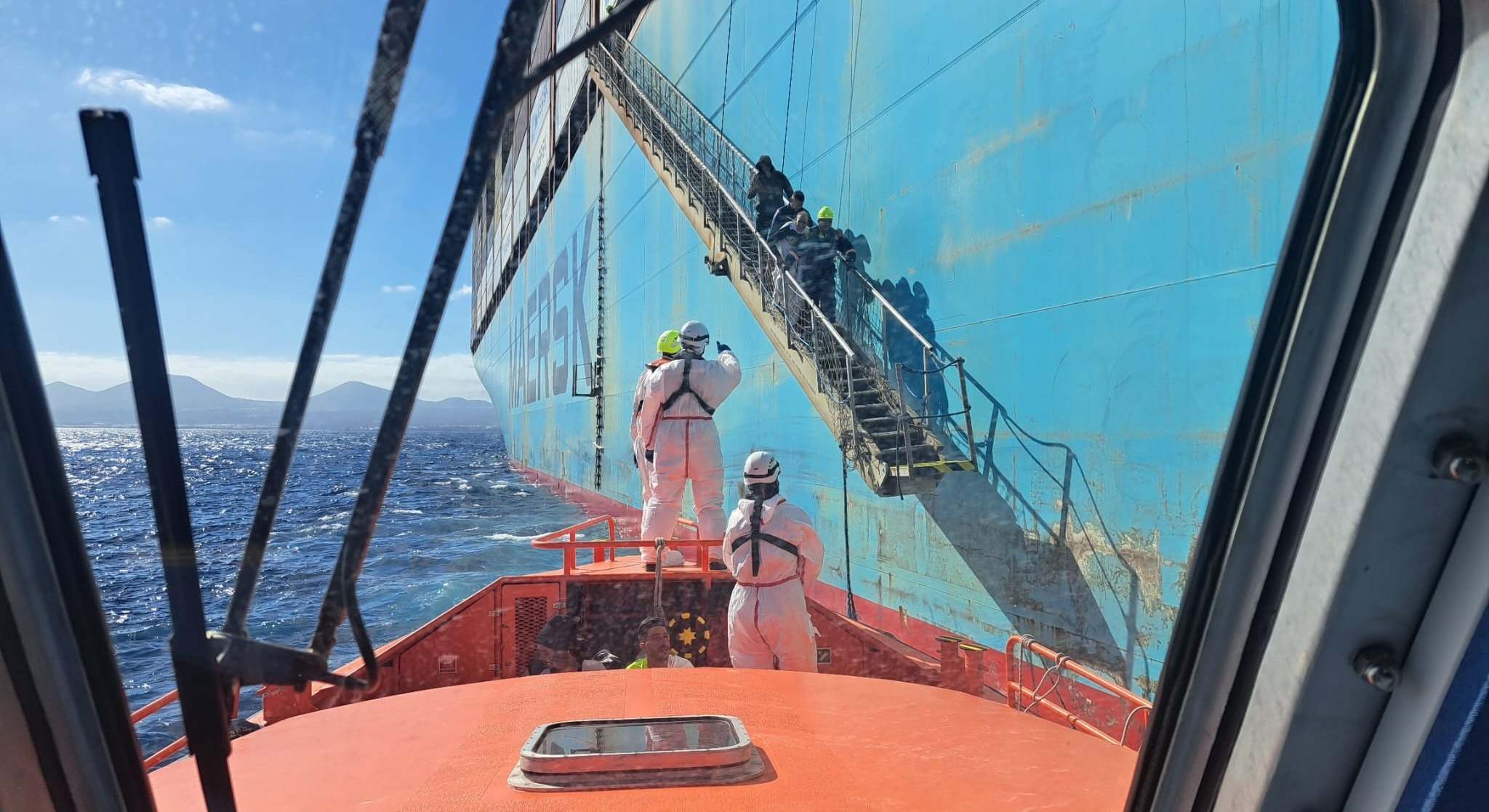 Imagen de Salvamento Marítimo realizando el trasbordo de los migrantes rescatados
