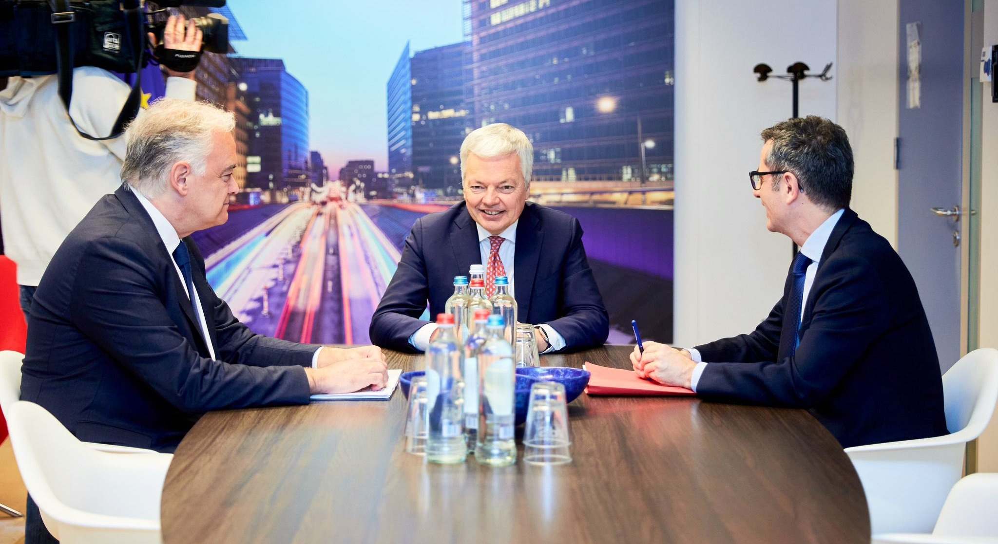 El vicesecretario Institucional del Partido Popular, Esteban González Pons, el comisario de Justicia, Didier Reynders y el ministro de Presidencia, Félix Bolaños.
