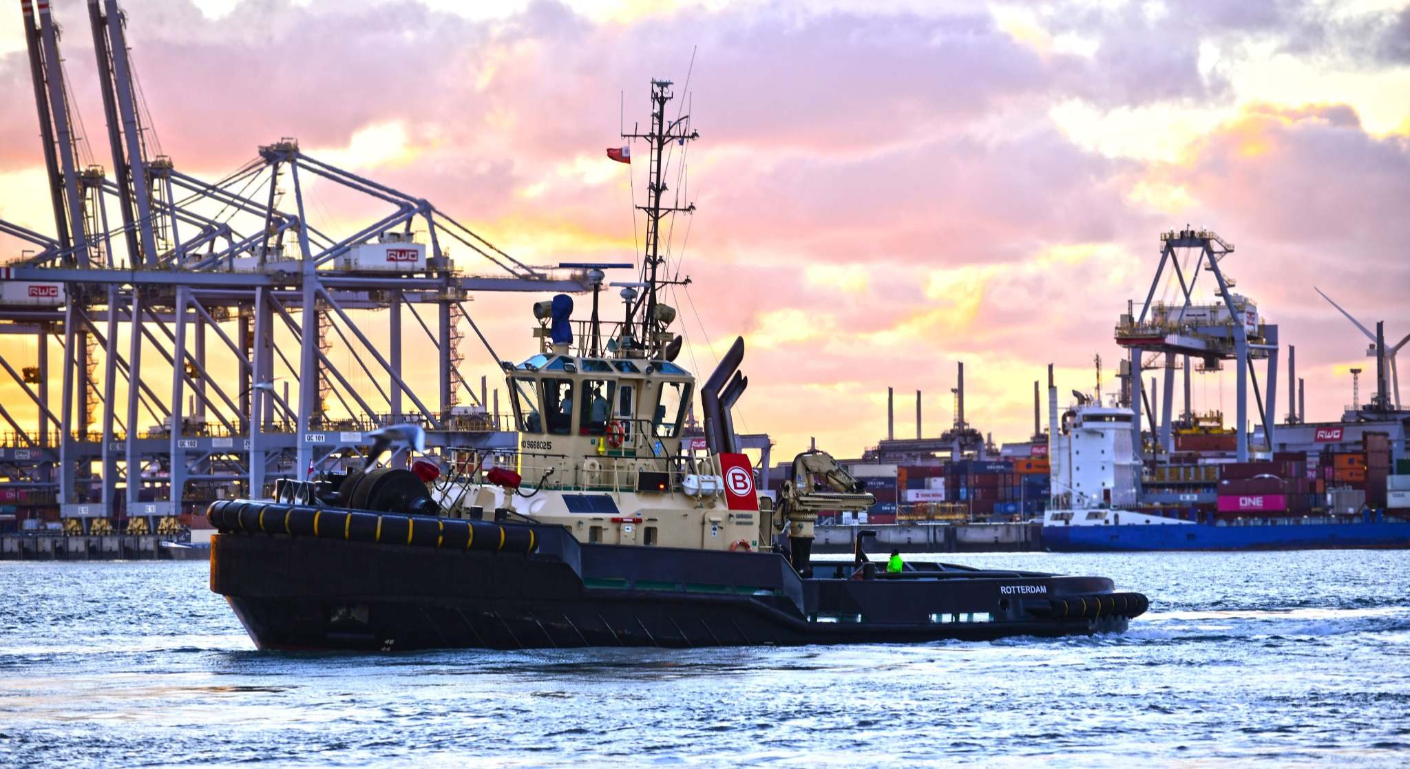 Un remolcador de Boluda Towage.