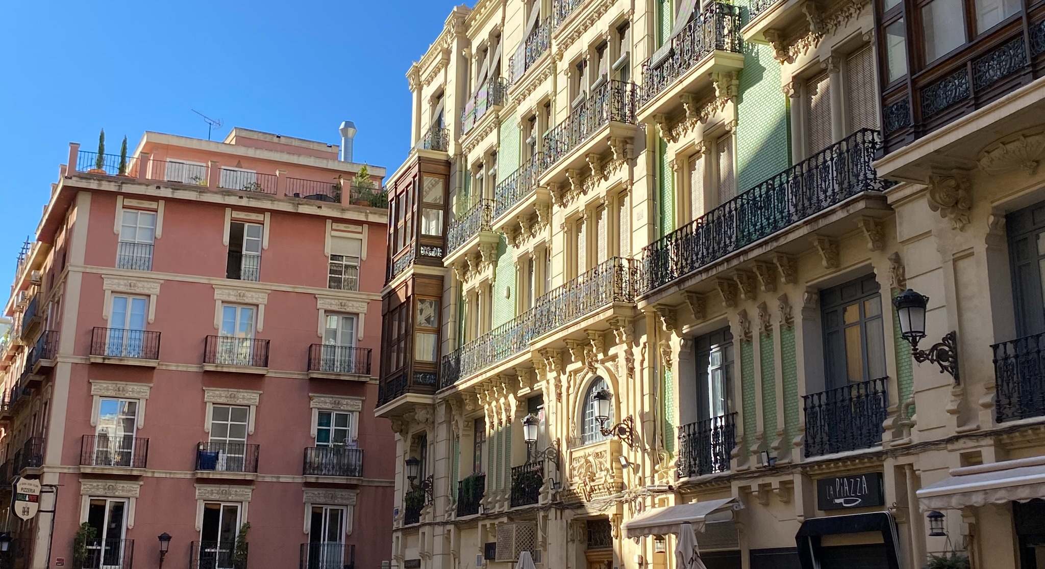 España - Alicante - edificios en la plaza Abad Penalva, en el casco antiguo
