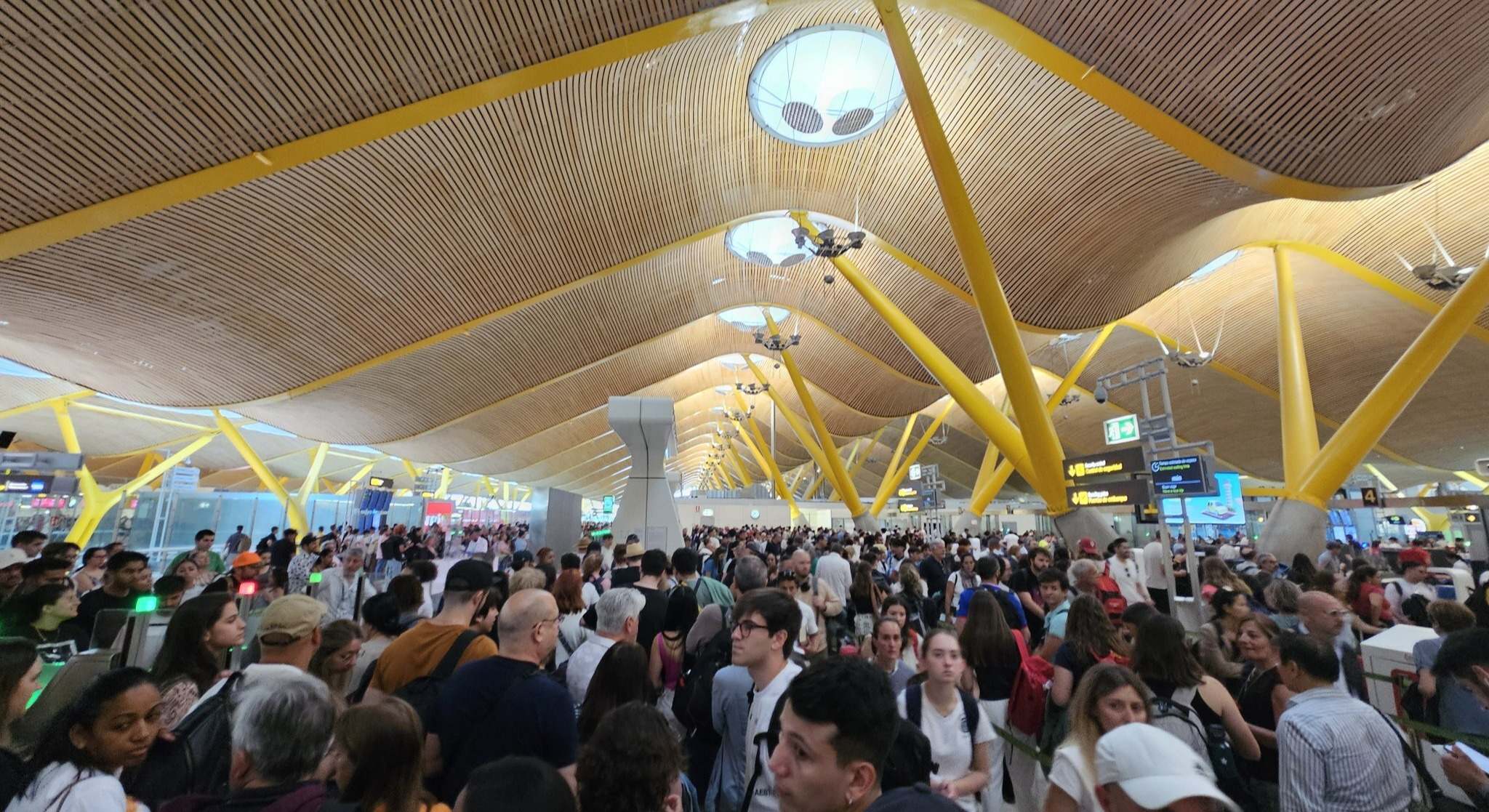 La terminal 4, saturada. / Santiago Tejedor (@horas_y_minutos)