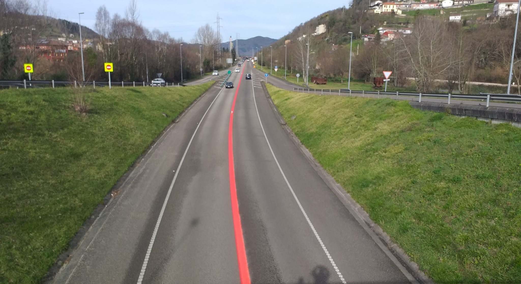 Línea roja en la carretera asturiana. / Foto: X - Consejería de Fomento