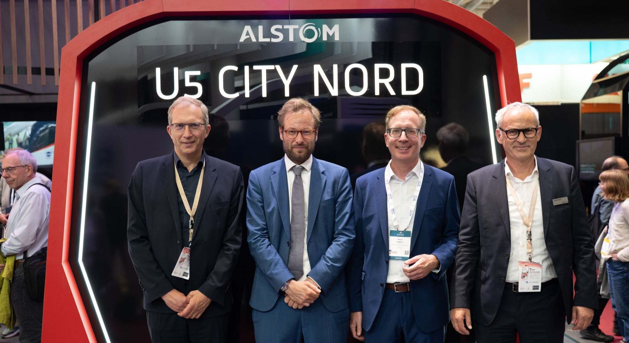 A la izquierda, el CEO de Alstom, Henri Poupart-Lafarge, junto a autoridades germanas y directivos. / Alstom