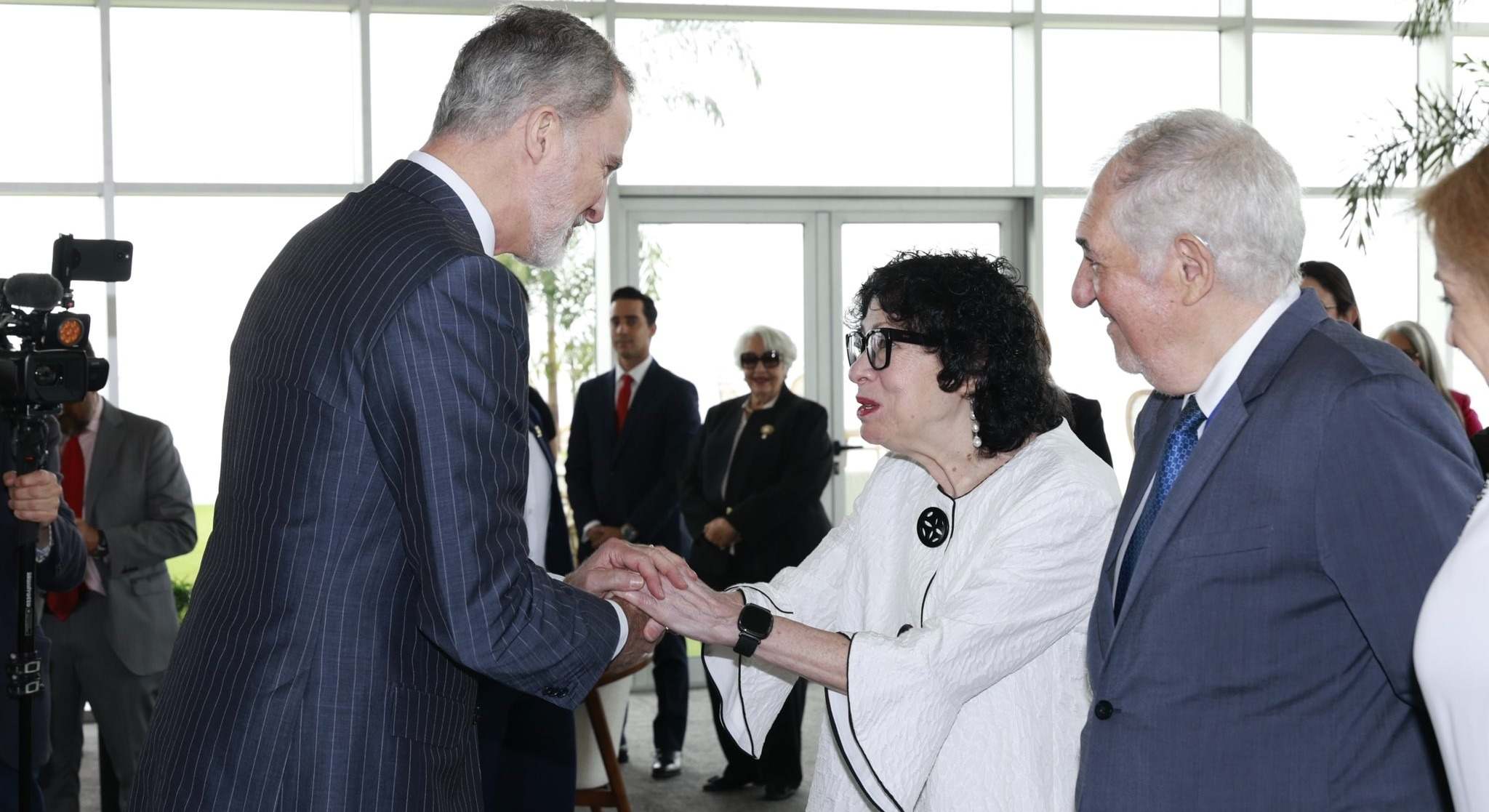 El Rey Felipe VI, la jueza de la Corte Suprema de EEUU, Sonia Sotomayor, y el presidente del TC, Cándido Conde-Pumpido