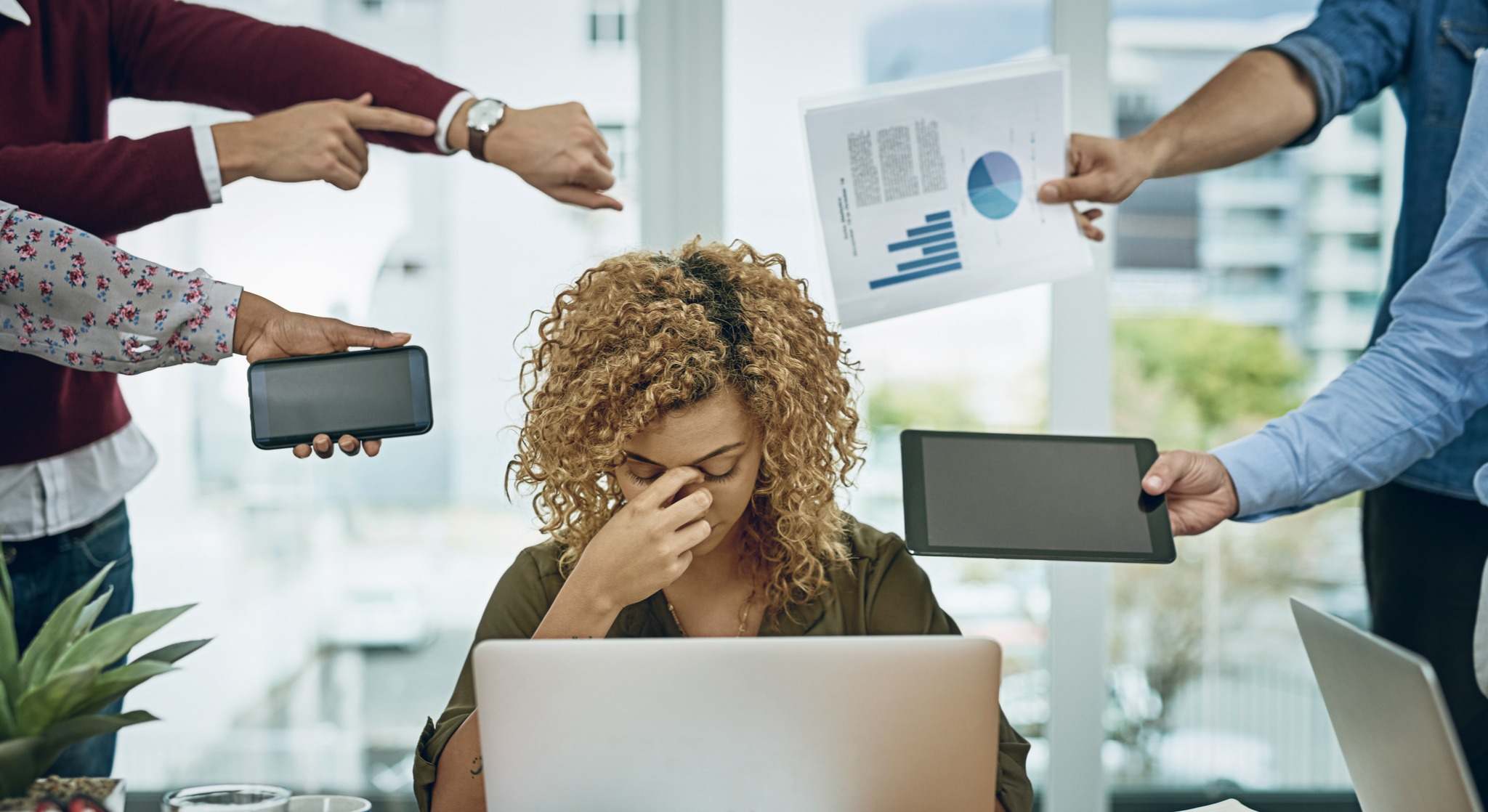 Mujer estresada por tener que hacer muchas tareas diferentes