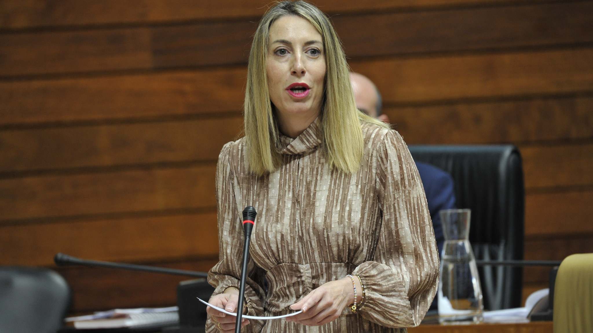 La presidenta de Extremadura, María Guardiola, en sede parlamentaria