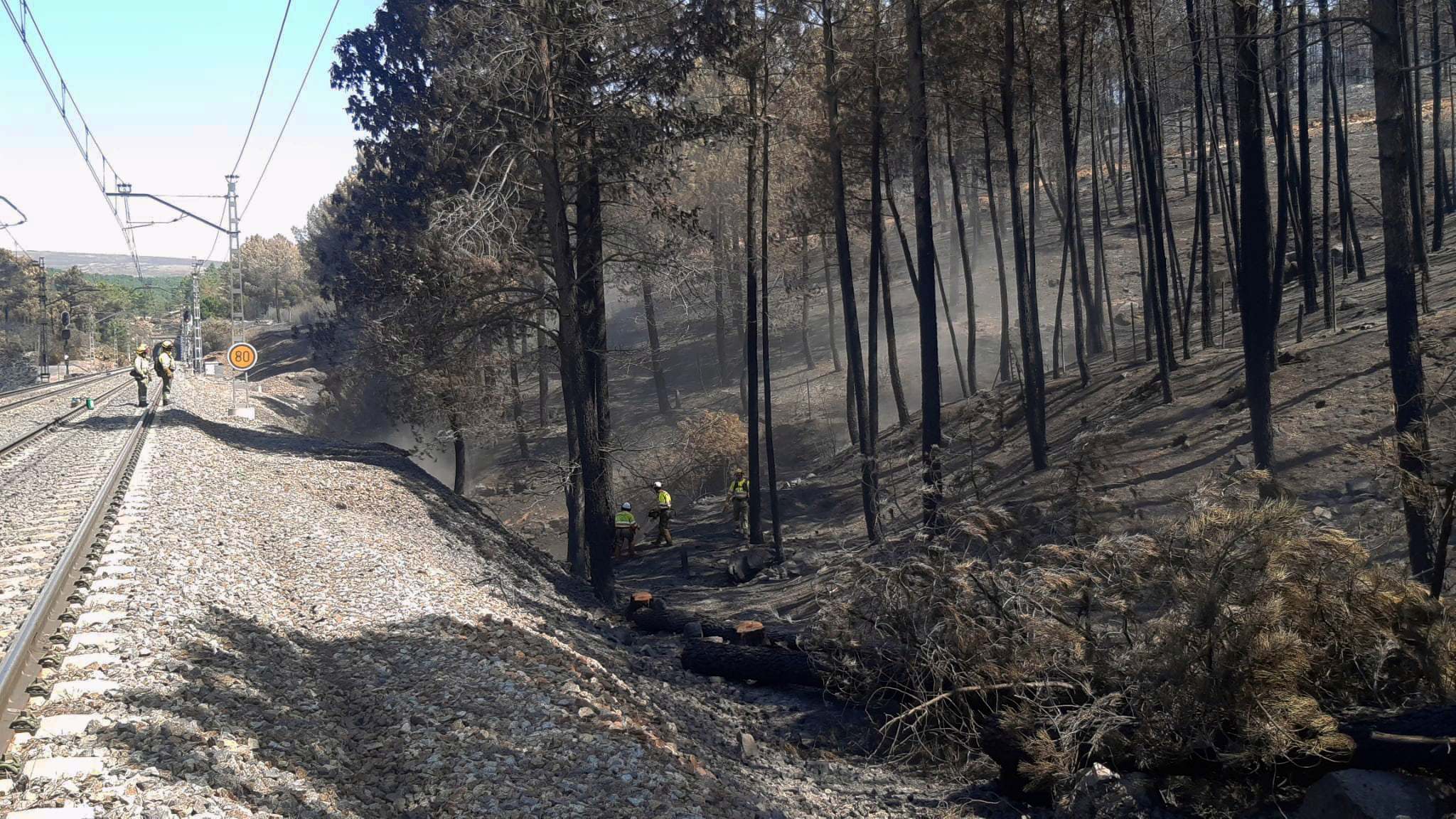 Consecuencias del incendio en la línea ferroviaria Madrid-Ávila. / Foto: Adif