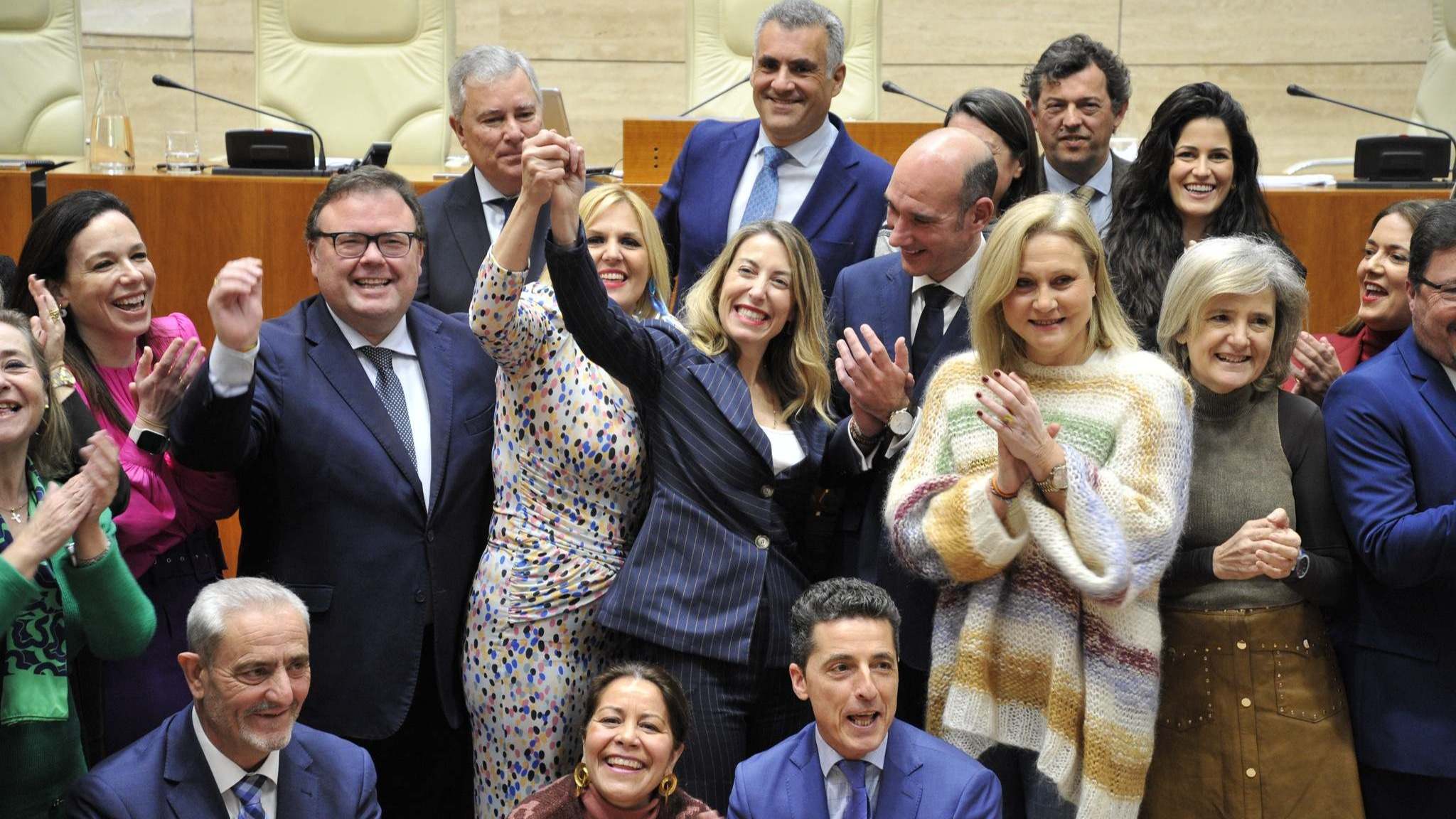 Elena Manzano y María Guardiola con el Grupo Popular tras aprobar los Presupuestos para 2024