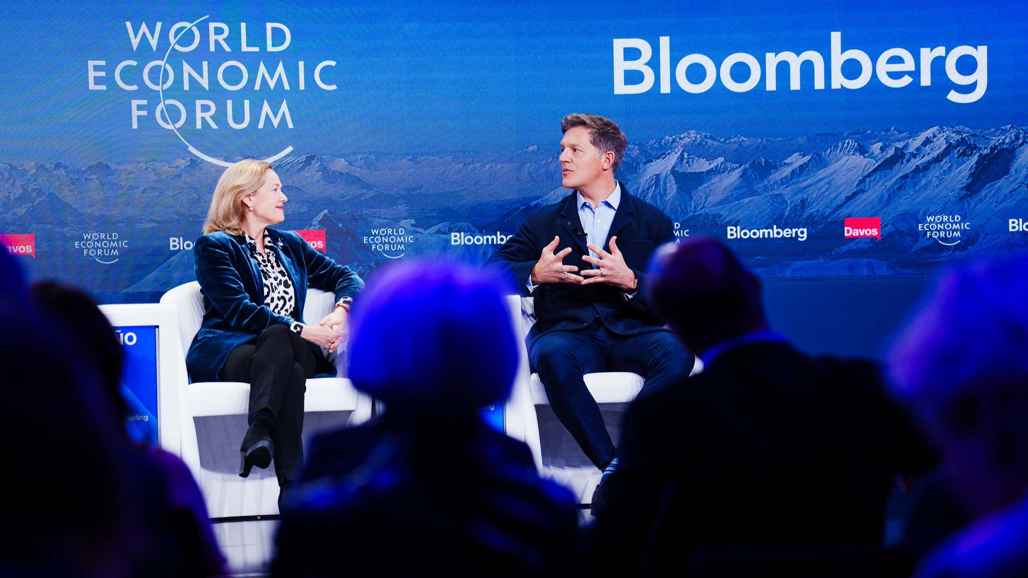 La presidenta del Banco Europeo de Inversiones, Nadia Calviño y el socio de Sequoia Capital, Roelof Botha.