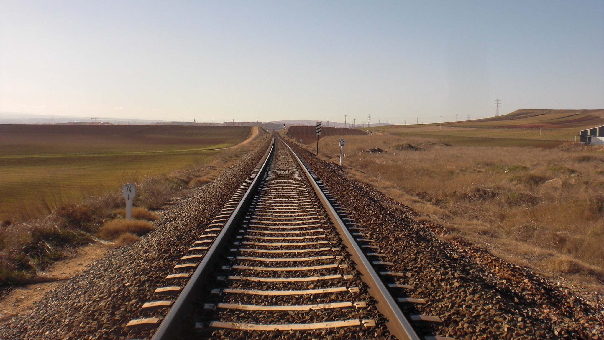 Línea ferroviaria entre Salamanca y Medina del Campo. / Imagen: V.E.