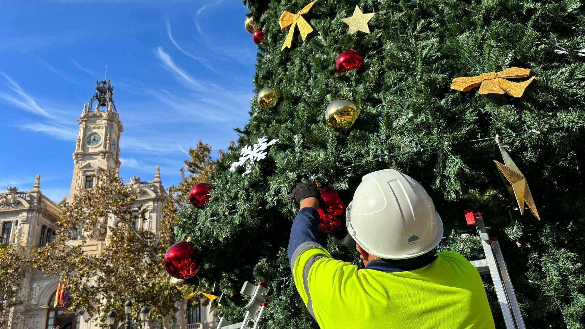 Un operario prepara el árbol de Navidad de la plaza del Ayuntamiento de Valencia.