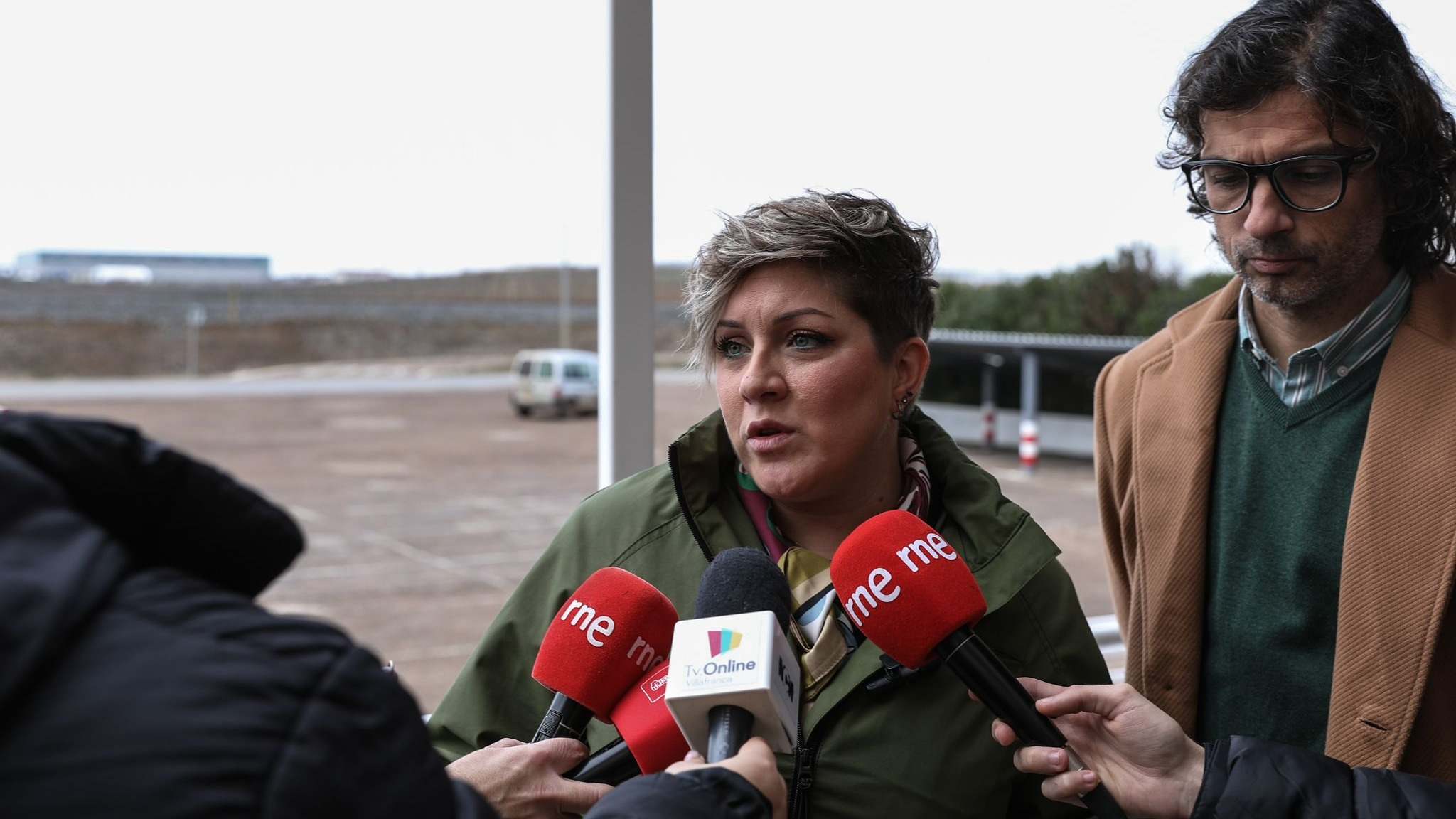 La portavoz del PSOE, Soraya Vega, atendiendo a los medios de comunicación
