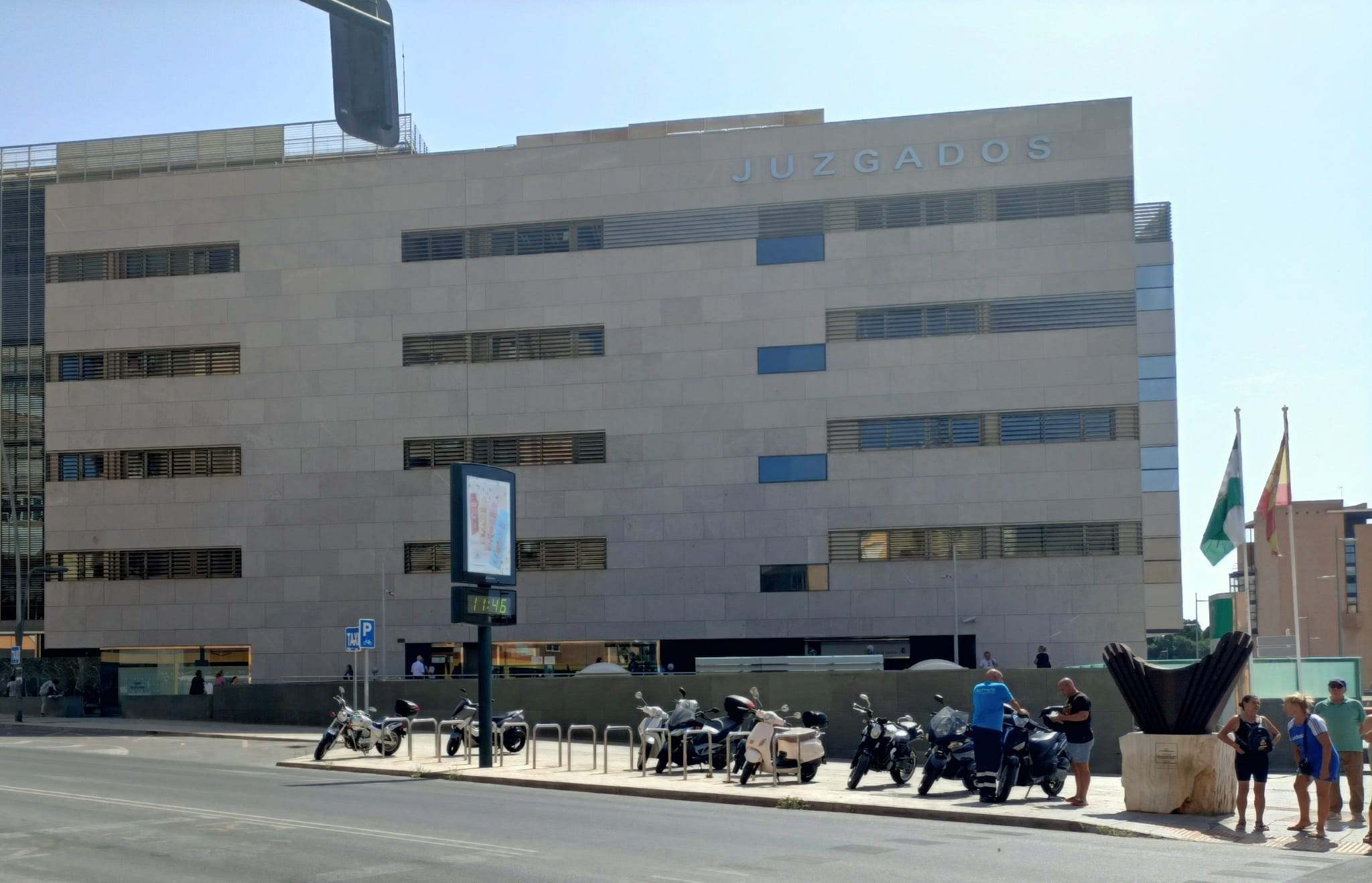 Ciudad de la justicia con gente debajo