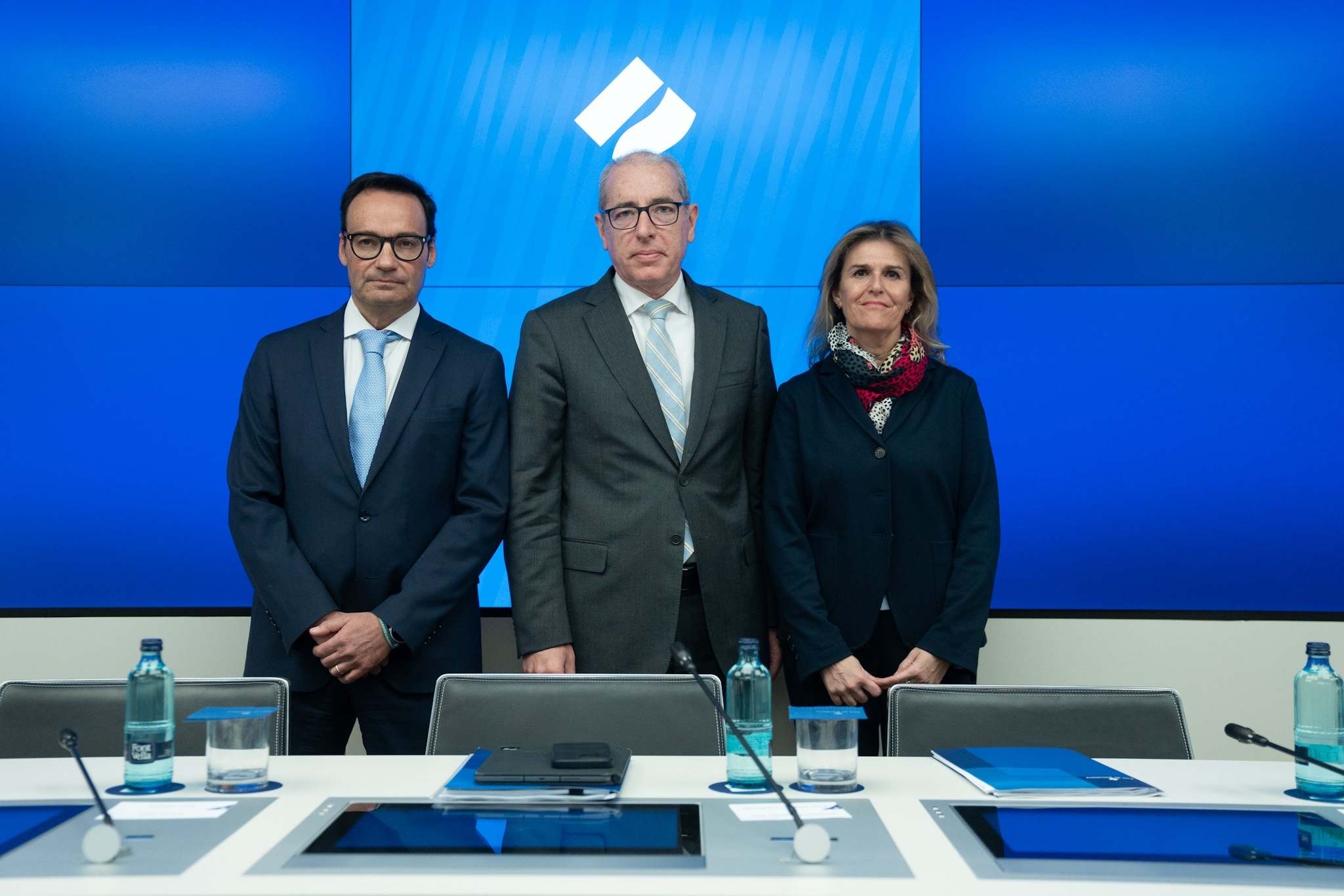 De izquierda a derecha: el director general del Port de Barcelona, Àlex Garcia; su presidente, José Alberto Carbonell, y la subdirectora general, Miriam Alaminos. EP