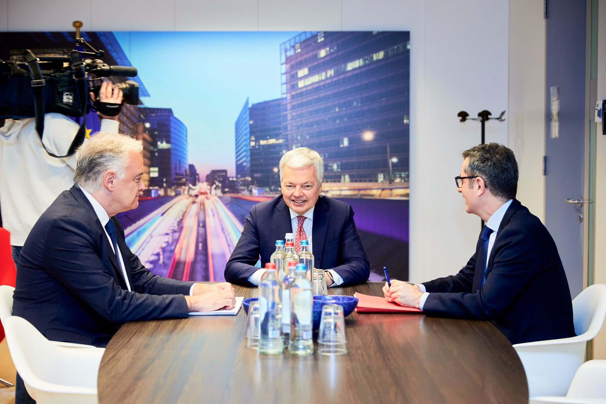 El vicesecretario Institucional del Partido Popular, Esteban González Pons, el comisario de Justicia, Didier Reynders y el ministro de Presidencia, Félix Bolaños. // FOTO: Comisión Europea