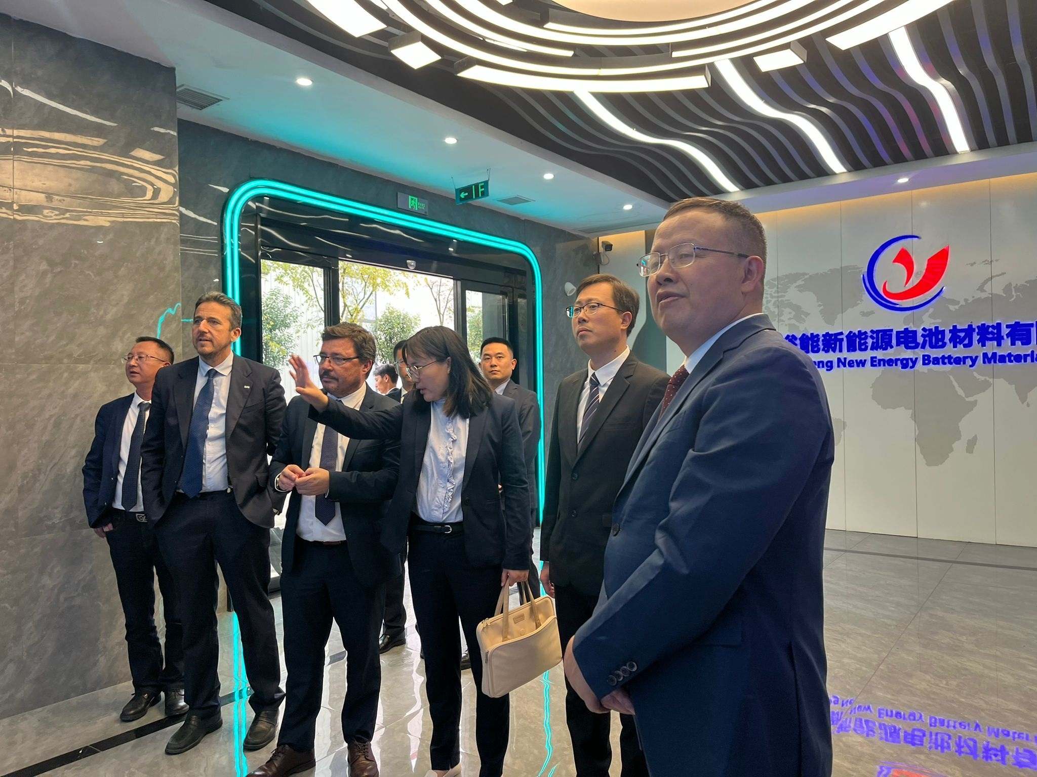 La delegación extremeña y china en las instalaciones de la empresa que la va a poner en marcha