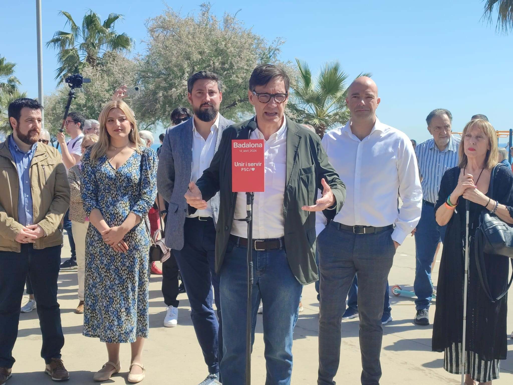 El candidato del PSC, Salvador Illa, en un mítin en Badalona. / Foto: EP