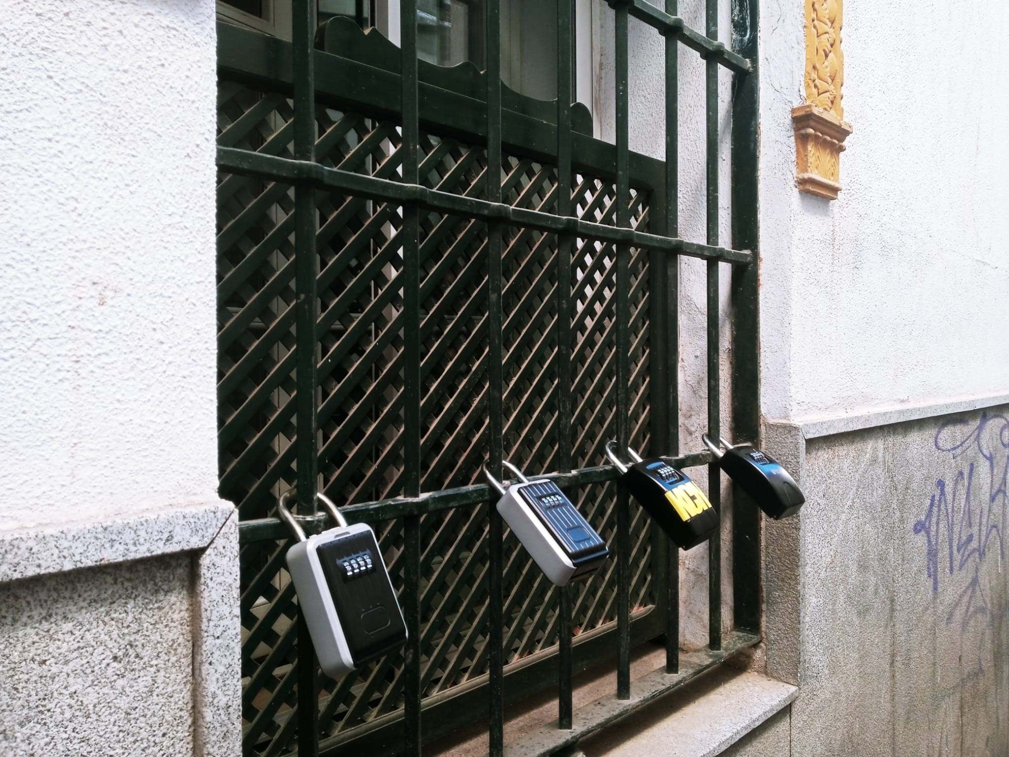 Imagen de varios llaveros de pisos en Sevilla.