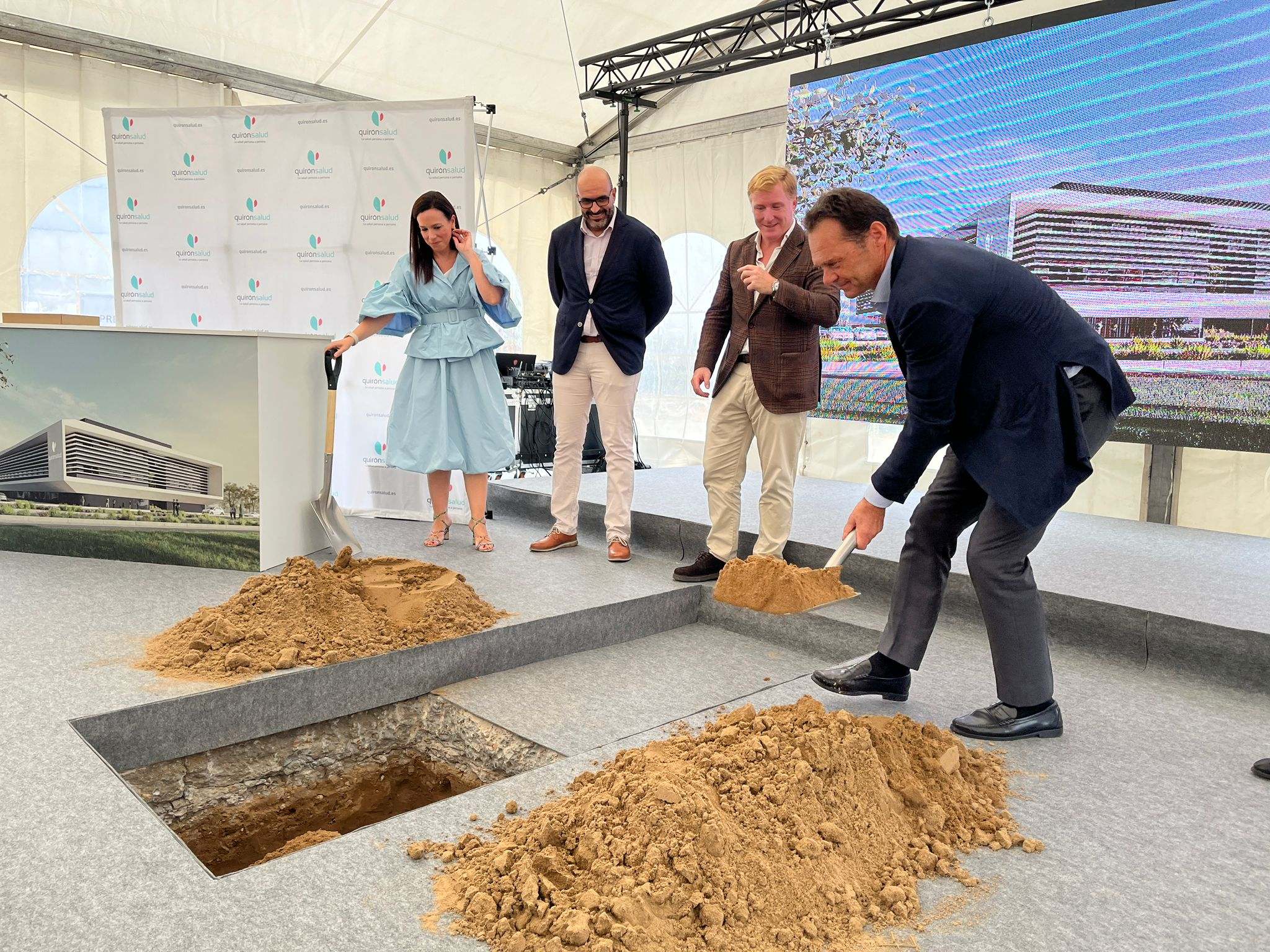 La consejera de Salud y Servicios Sociales de la Junta de Extremadura, Sara García Espada; el alcalde de Badajoz, Ignacio Gragera; el presidente y CEO de Quirónsalud, Víctor Madera; y el director territorial de Quirónsalud en Extremadura y Castilla-La Man