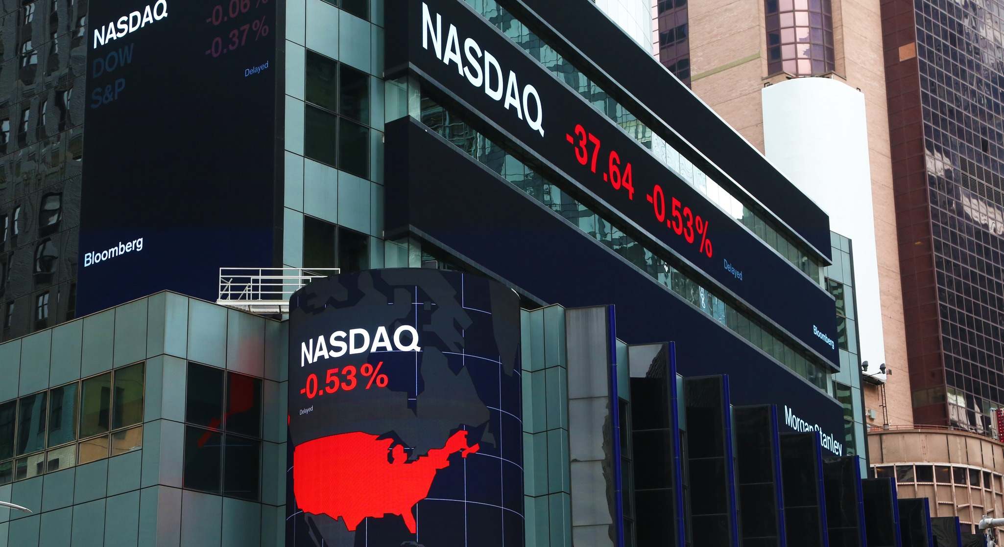 Carteles iluminados del Nasdaq en Time Square