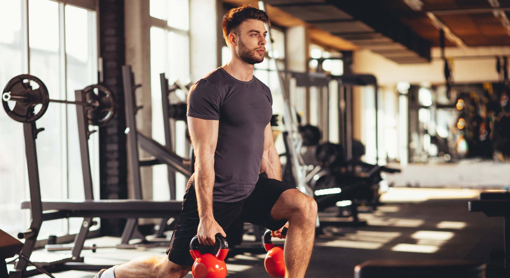 Hombre entrenando en el gimnasio